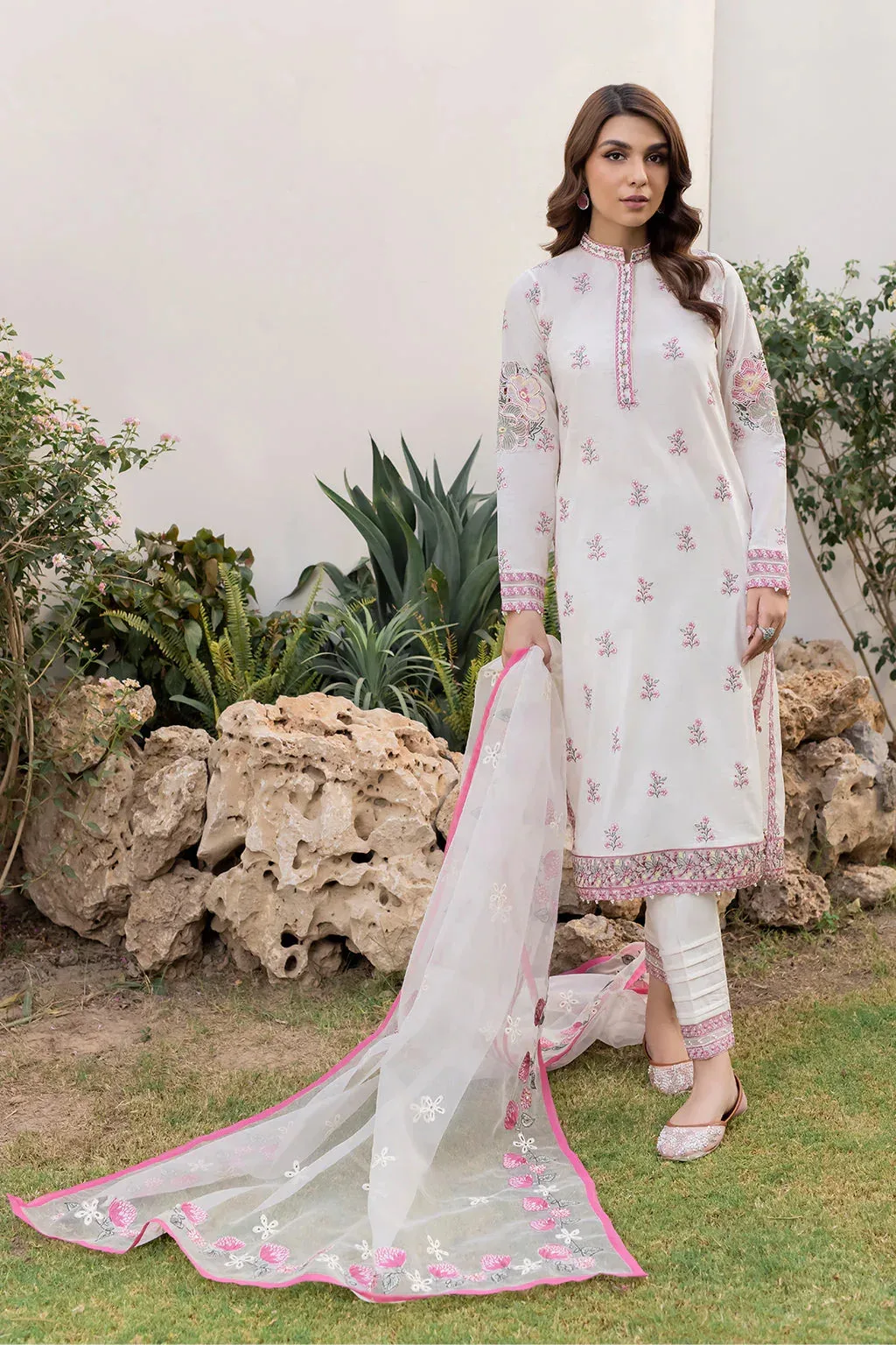 Iznik Lawnkari 24 White Organza – view 1 – Poshaq