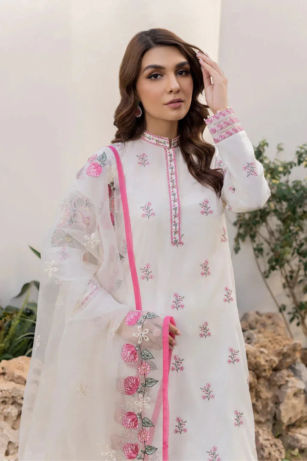 Iznik Lawnkari 24 White Organza – view 3 – Poshaq