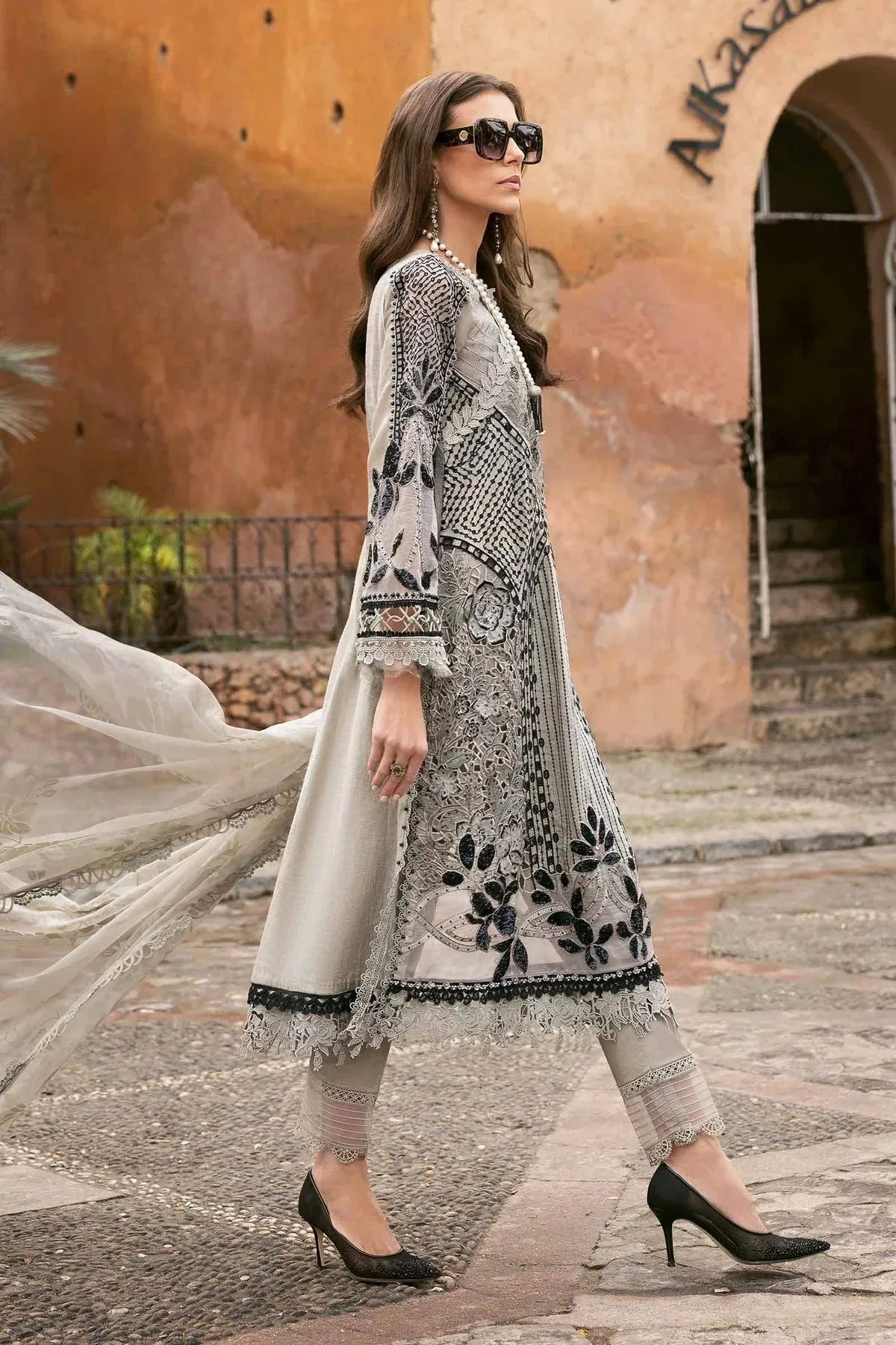 Maria B Luxury Lawn 25 Grey Organza – view 2 – Poshaq