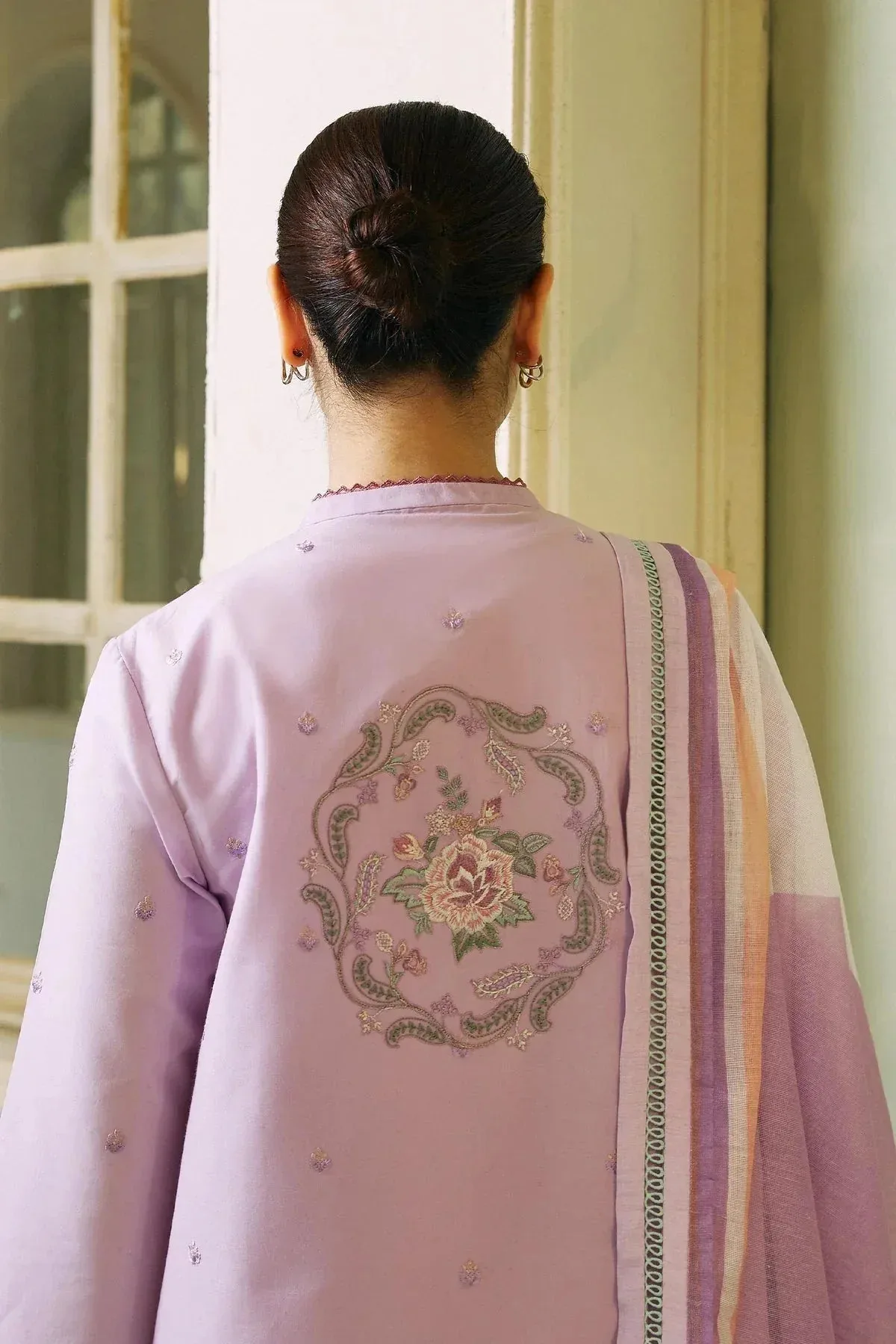 Lilac three‑piece lawn suit with embroidered shirt, trousers and dupatta – view 7 – Poshaq