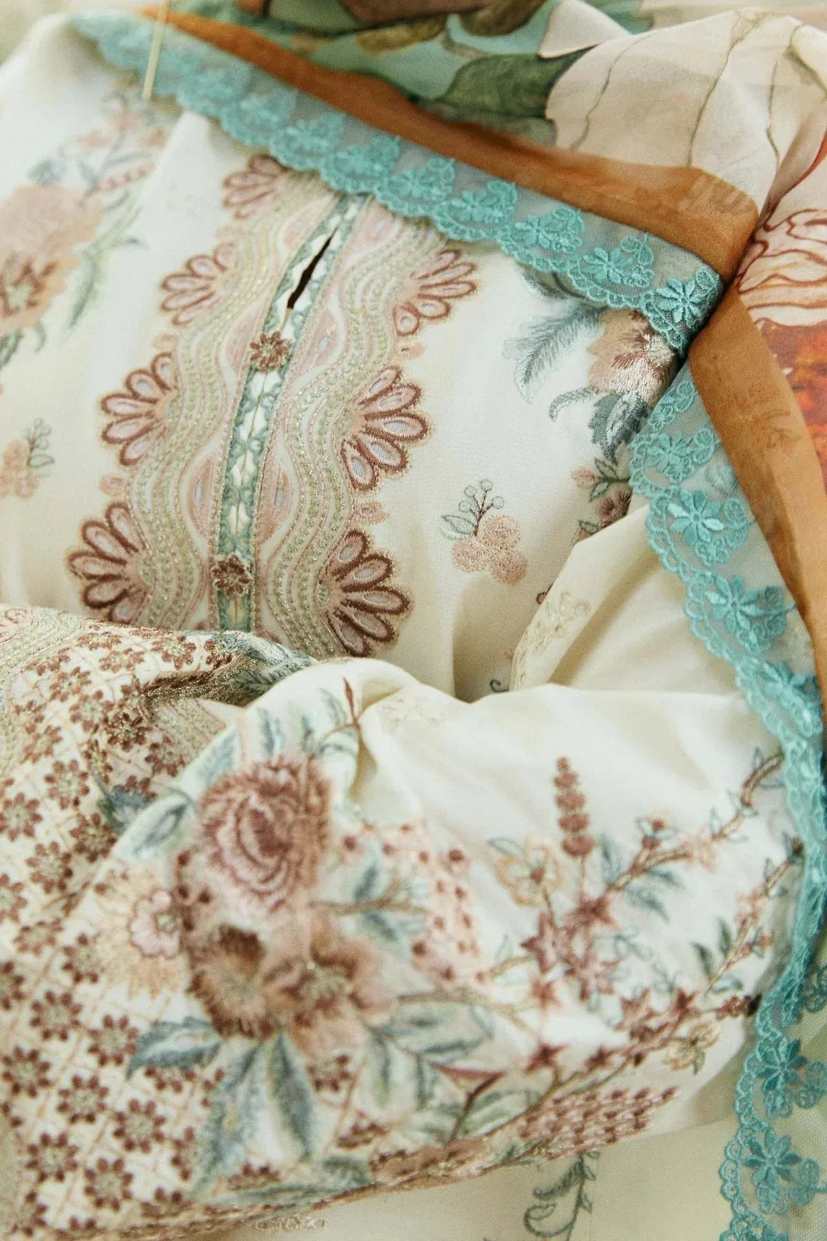 Zara Shahjahan Coco Lawn Eid Edit 24 Ivory Organza – view 5 – Poshaq