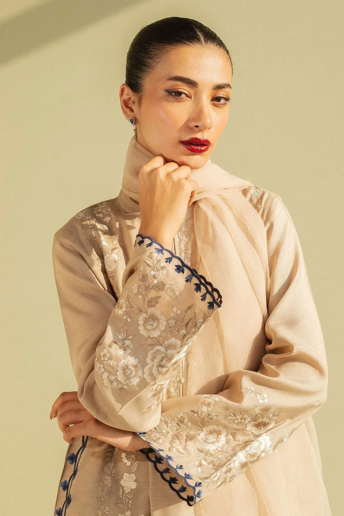 Beige raw silk shirt and trousers with sheer organza dupatta – view 3 – Poshaq