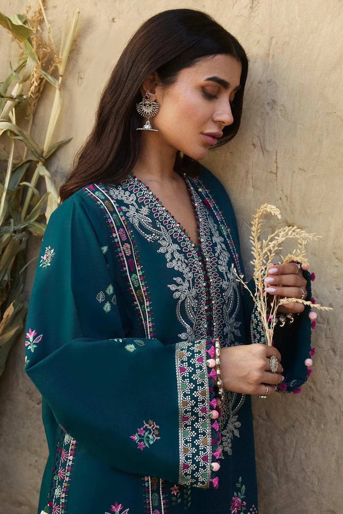 Zaha Winter 2024 Ivory Khaddar – view 2 – Poshaq