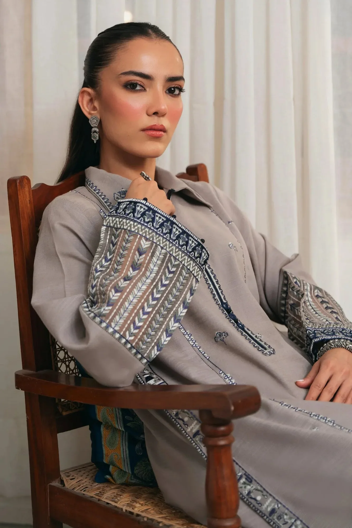 Zaha Aangan Ready to Wear Grey – view 3 – Poshaq