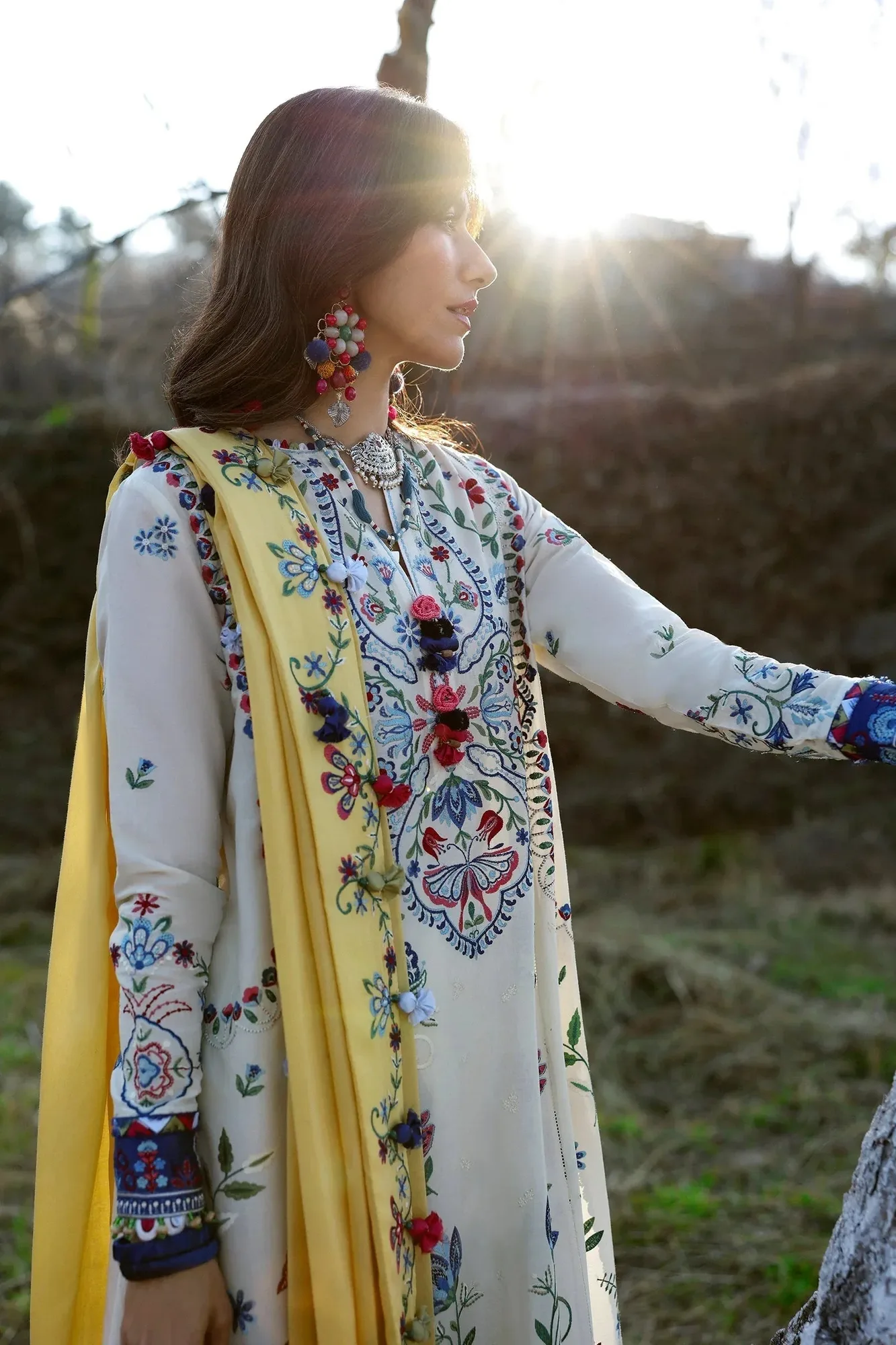 Zaha Lawn 25 White – view 3 – Poshaq