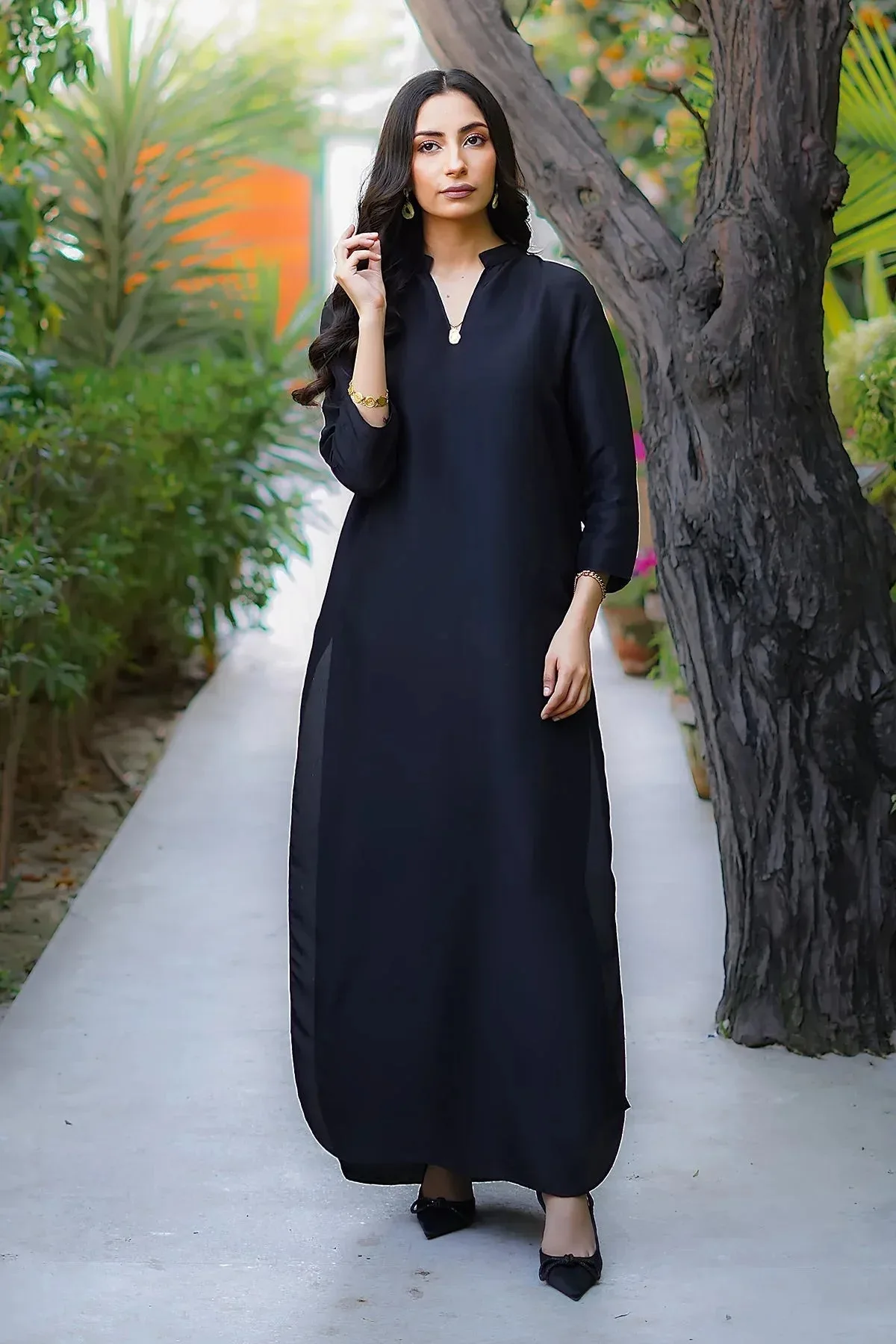 Erum Khan Nue 25 Black Raw Silk – view 1 – Poshaq