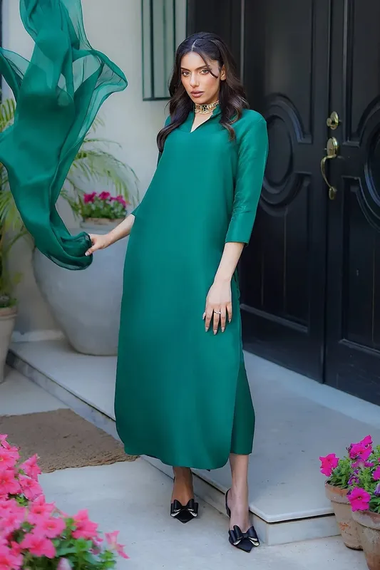 Erum Khan Nue 25 Emerald Green Raw Silk – view 1 – Poshaq