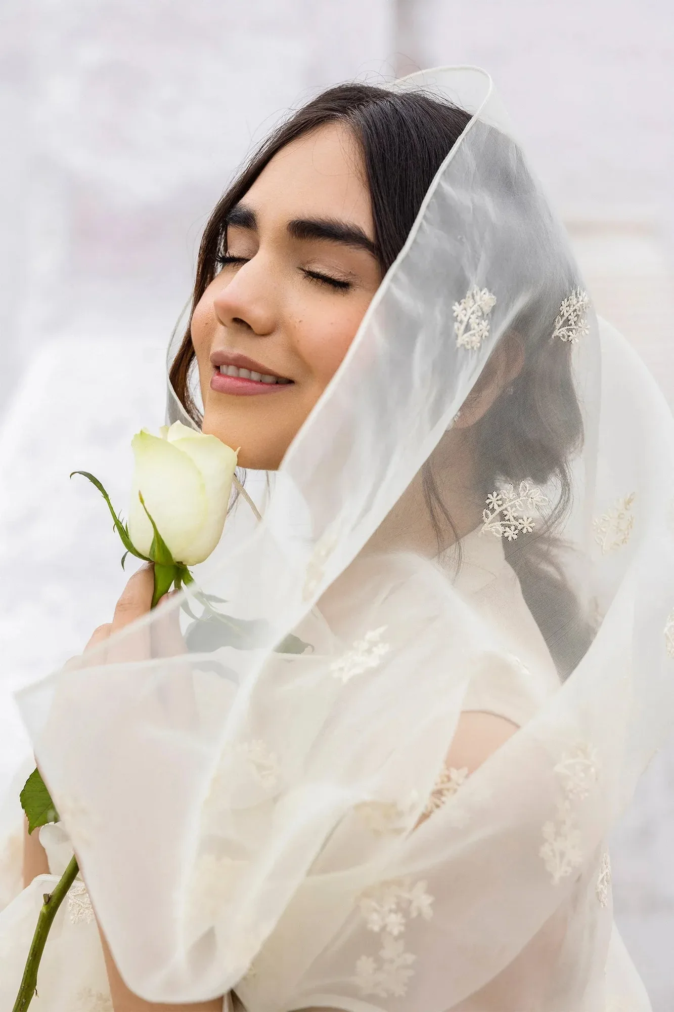 Beige long shirt with organza dupatta and silk trousers, featuring ivory embroidery – view 3 – Poshaq