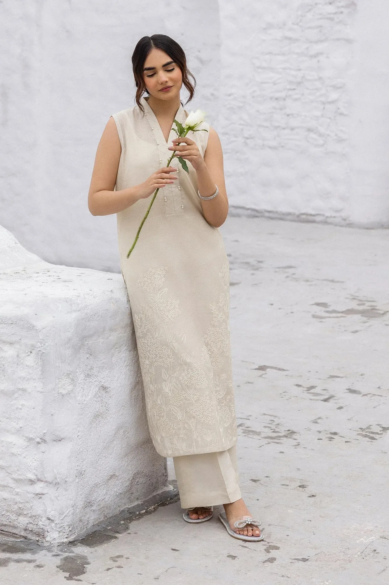 Beige long shirt with organza dupatta and silk trousers, featuring ivory embroidery – view 6 – Poshaq