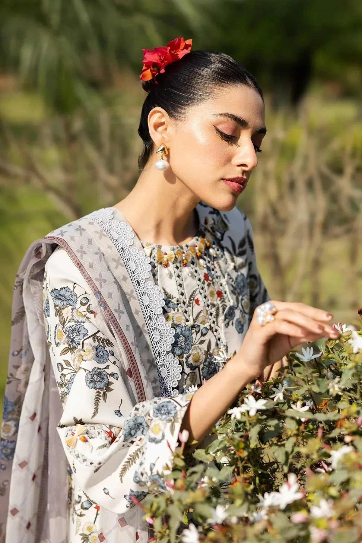 Alizeh Sheen Lawn Prints 25 Off White Chiffon – view 3 – Poshaq