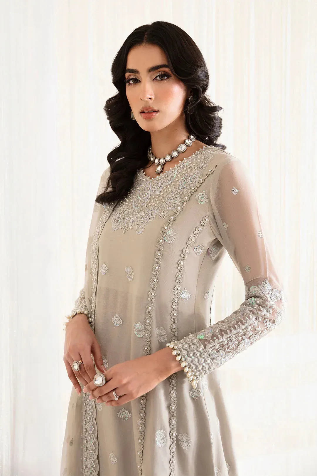 Grey formal outfit with organza shirt, chiffon dupatta and slub trousers – view 5 – Poshaq