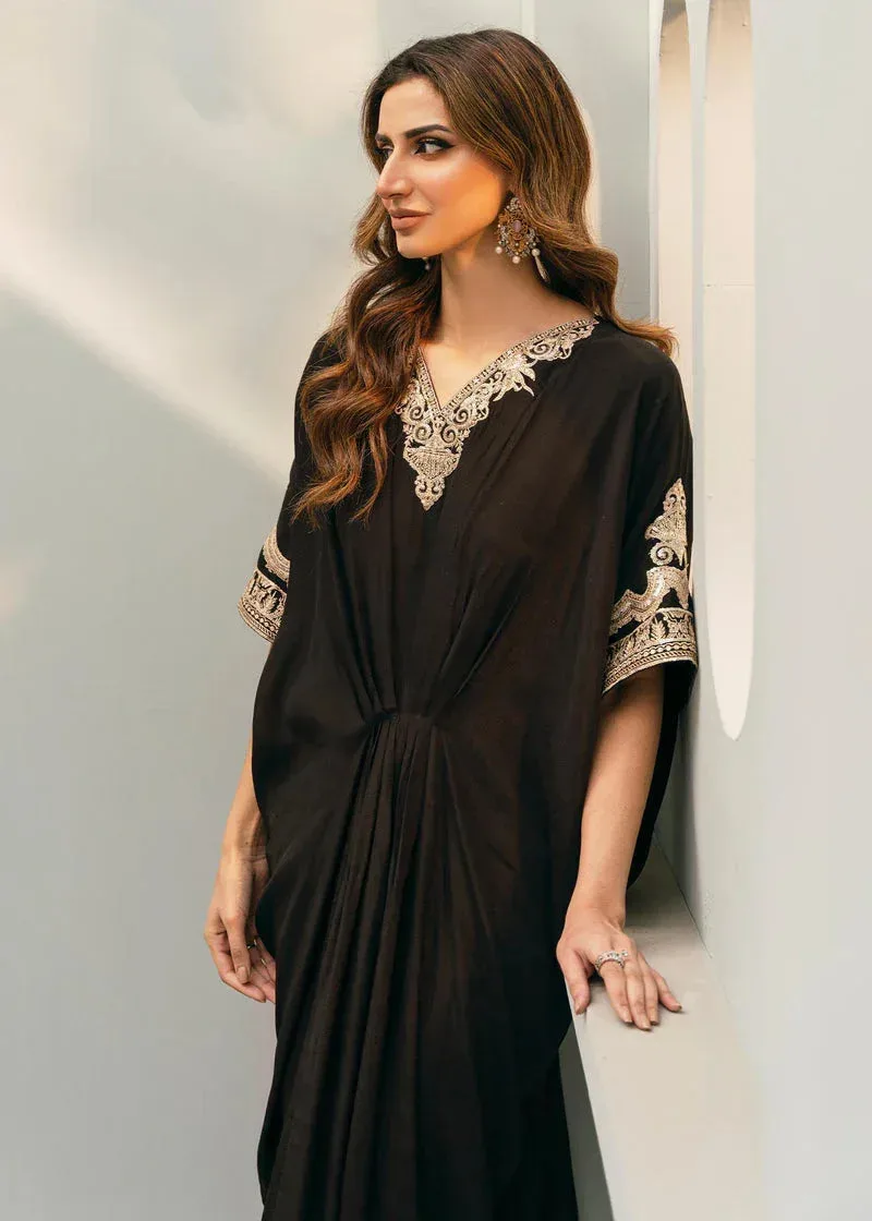 Black silk kaftan with subtle sheen and elegant drape – view 3 – Poshaq