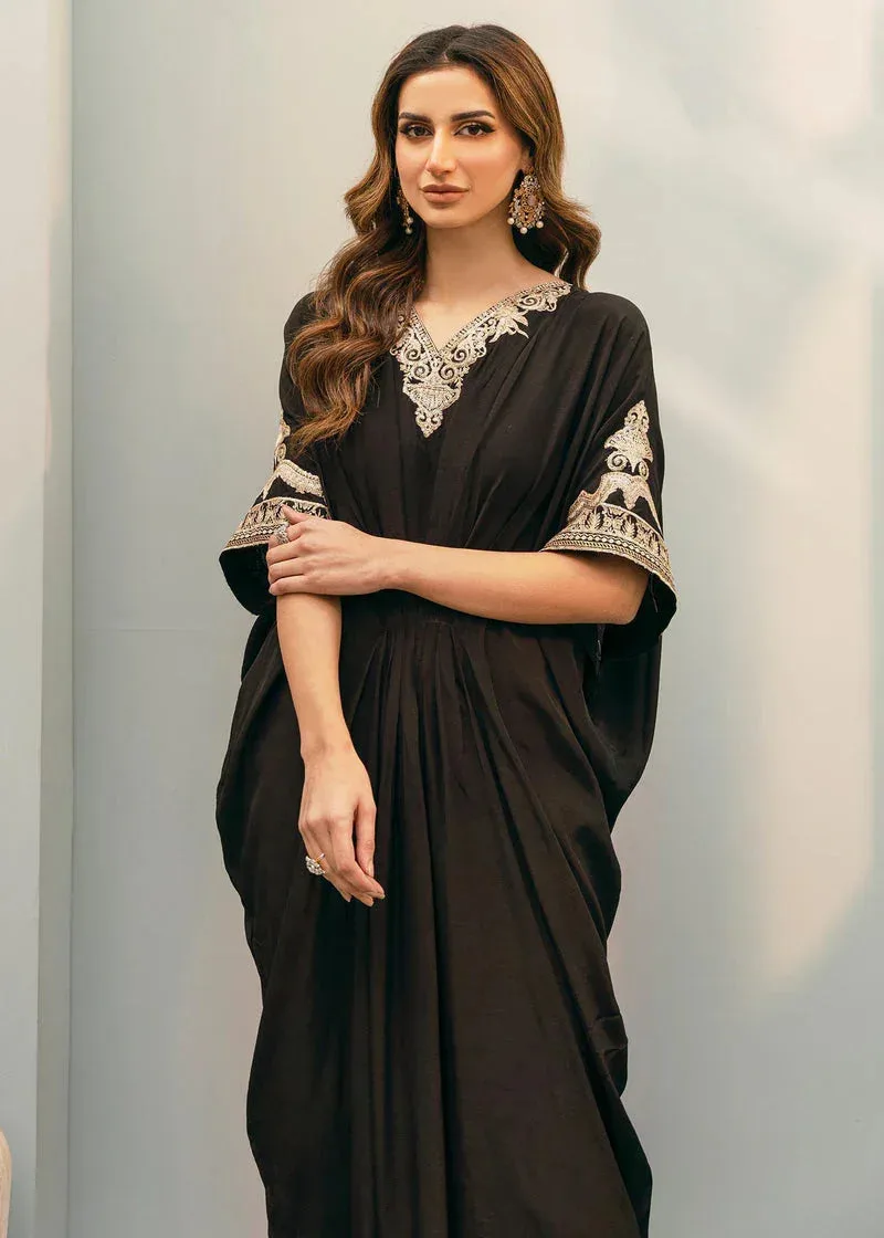 Black silk kaftan with subtle sheen and elegant drape – view 4 – Poshaq
