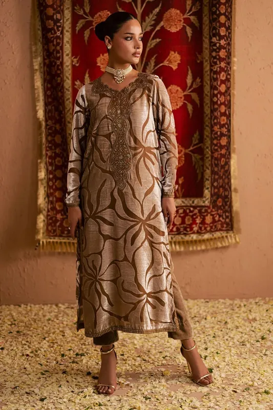 Nureh Ballerina Winter 25 Coffee Velvet – view 1 – Poshaq