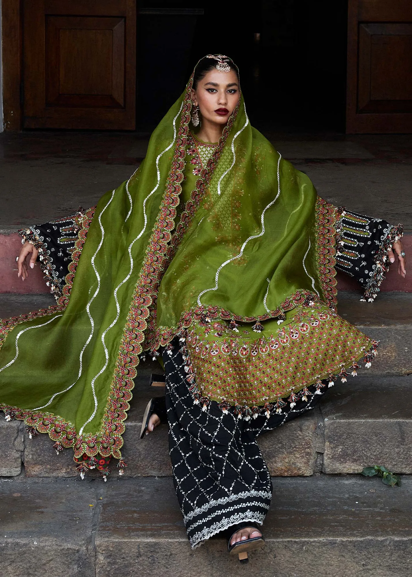 Hussain Rehar Luxury Lawn 25 Olive Green Organza – view 5 – Poshaq