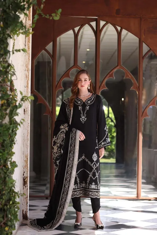 Noor by Saadia Asad Winter Pashmina 25 Black Pashmina – view 1 – Poshaq