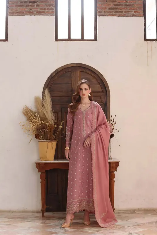 Noor by Saadia Asad Winter Pashmina 25 Peach Pink Jacquard – view 1 – Poshaq