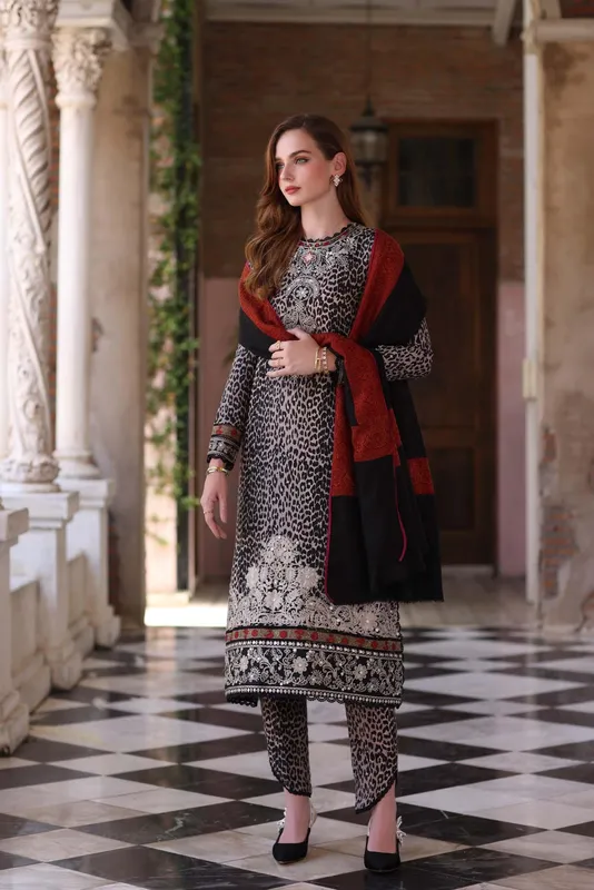 Noor by Saadia Asad Winter Pashmina 25 Black Pashmina – view 1 – Poshaq