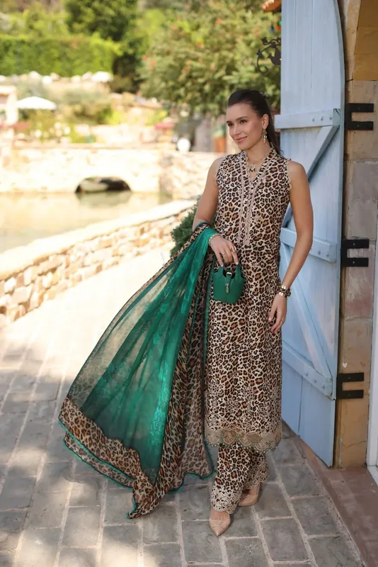 Noor by Saadia Asad Luxe Chikankari 25 Brown Chiffon – view 1 – Poshaq