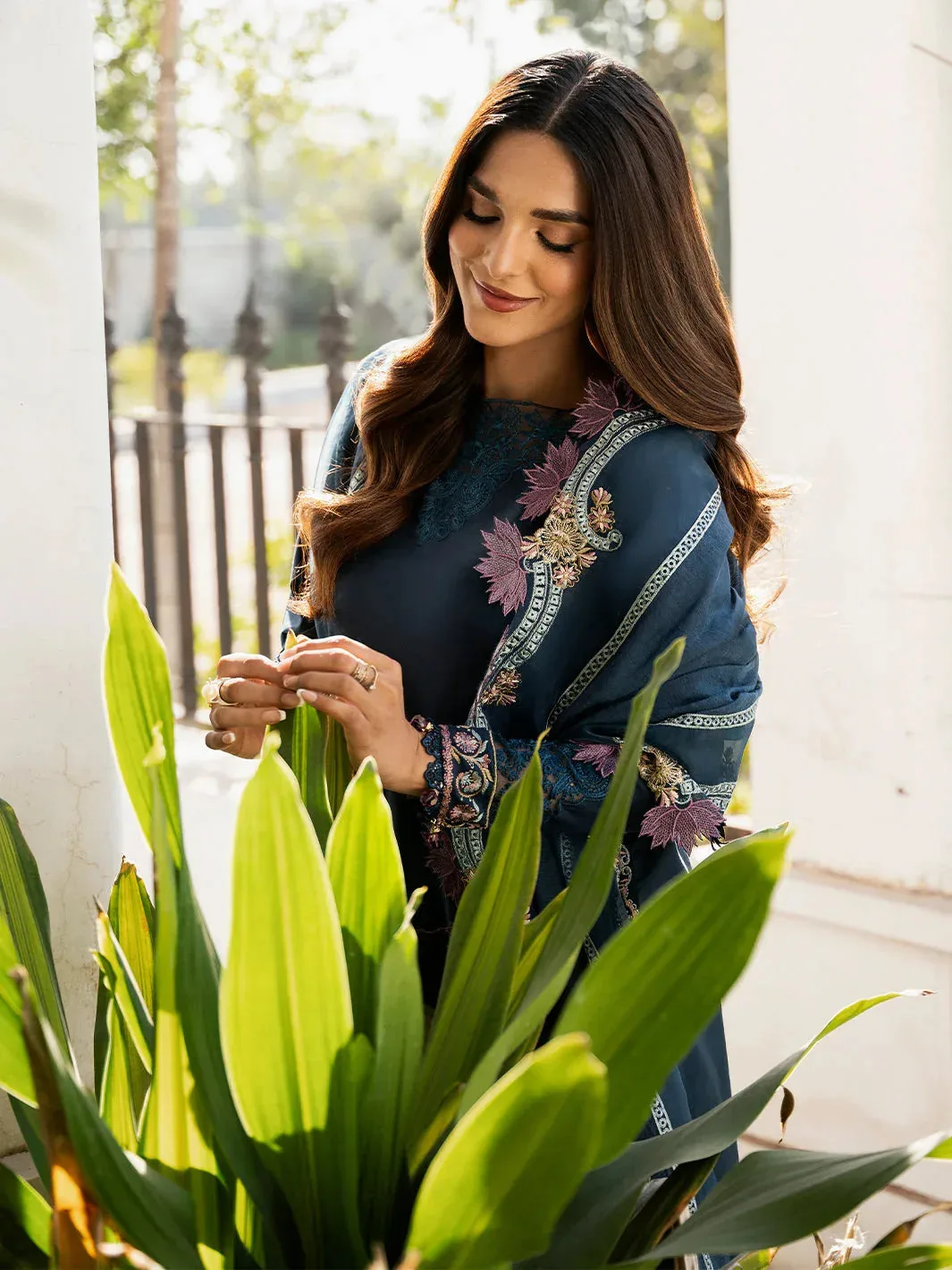 Izel Mahveen Festive Lawn 25 Navy Blue Lawn – view 3 – Poshaq