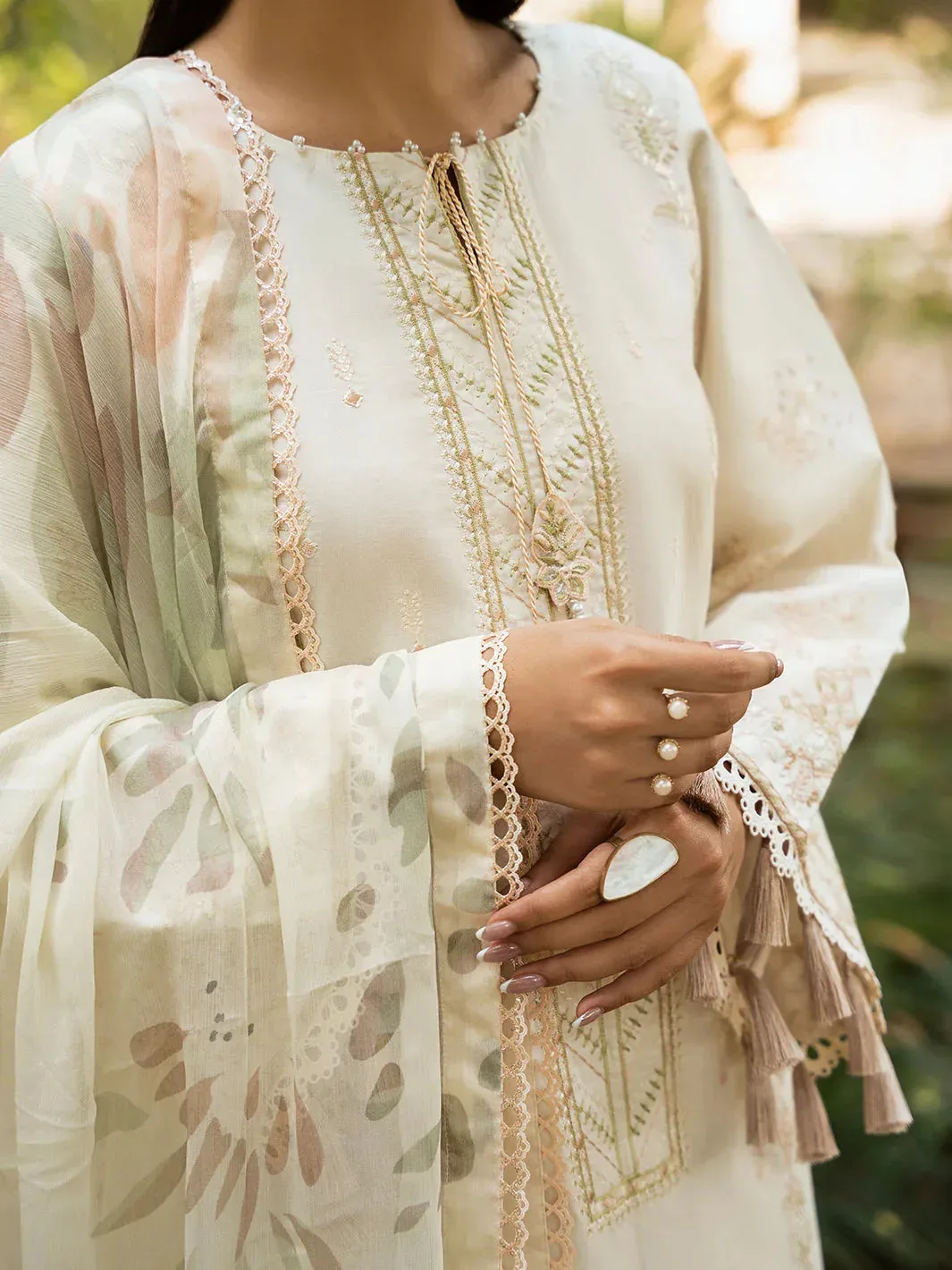 Izel Dastak Luxury Lawn Off White Chiffon – view 3 – Poshaq