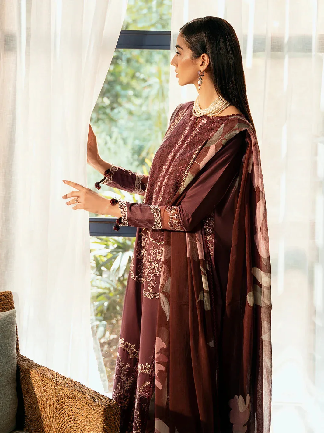 Izel Dastak Luxury Lawn Dark Plum Organza – view 4 – Poshaq