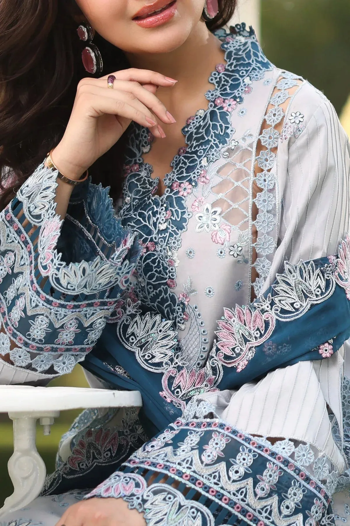 Imrozia Premium Hayam Luxury Lawn 25 Silver Organza – view 3 – Poshaq