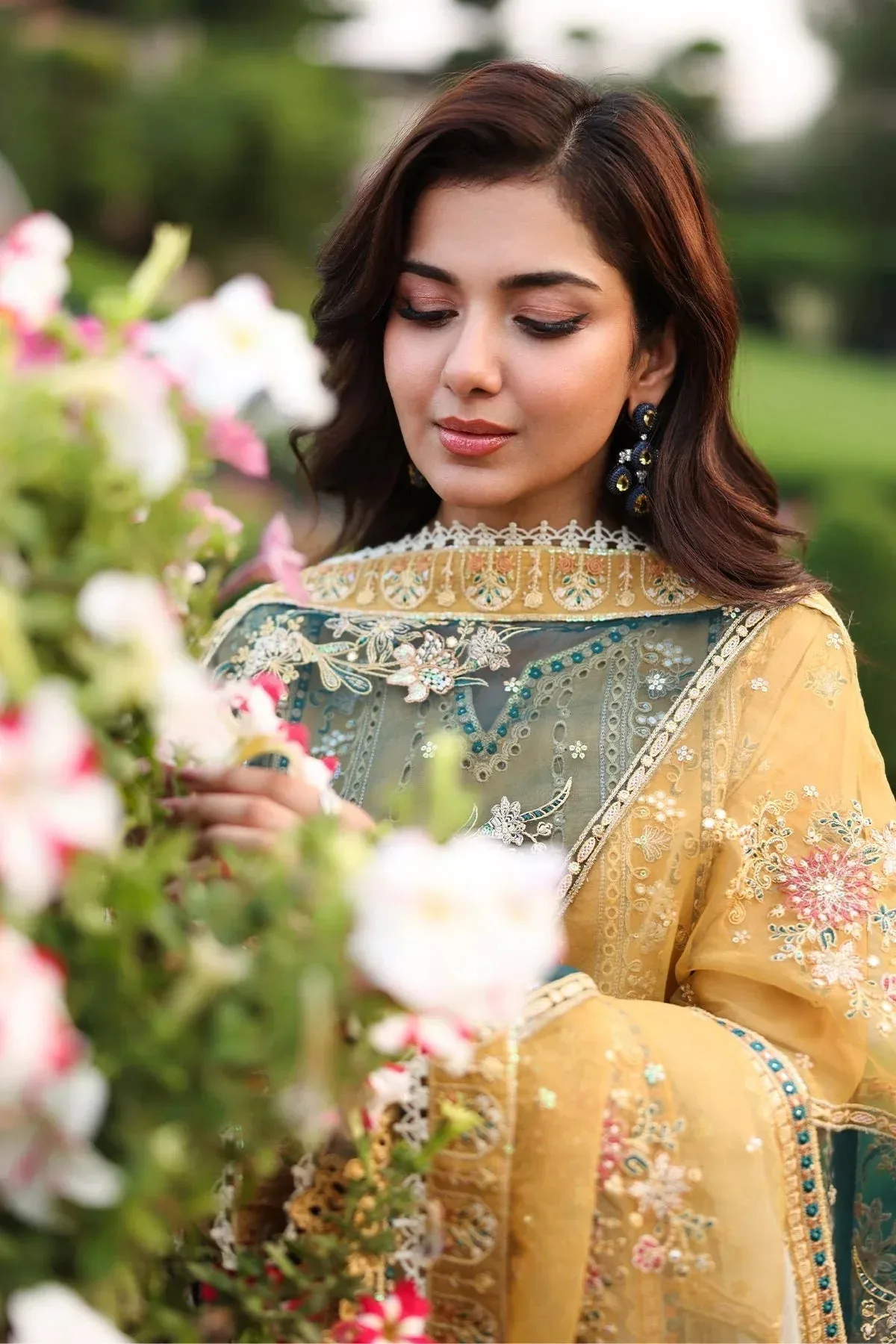 Imrozia Premium Hayam Luxury Lawn 25 Dust Yellow Organza – view 4 – Poshaq