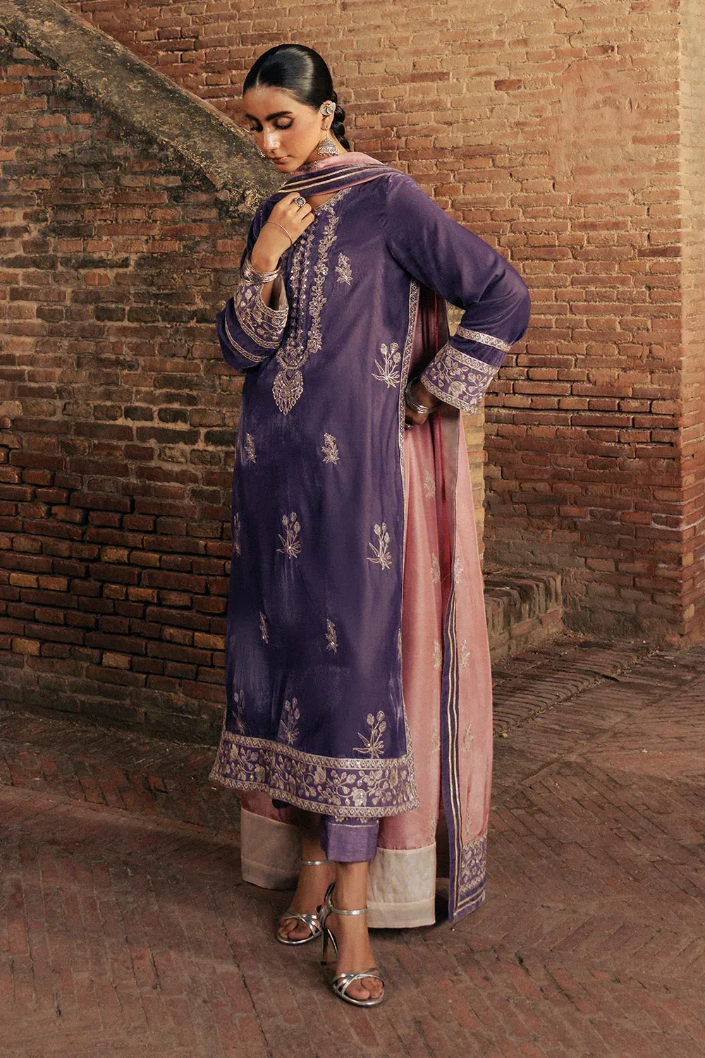 Maryum N Maria Gulshan e Makhmal Dark Purple Velvet – view 4 – Poshaq