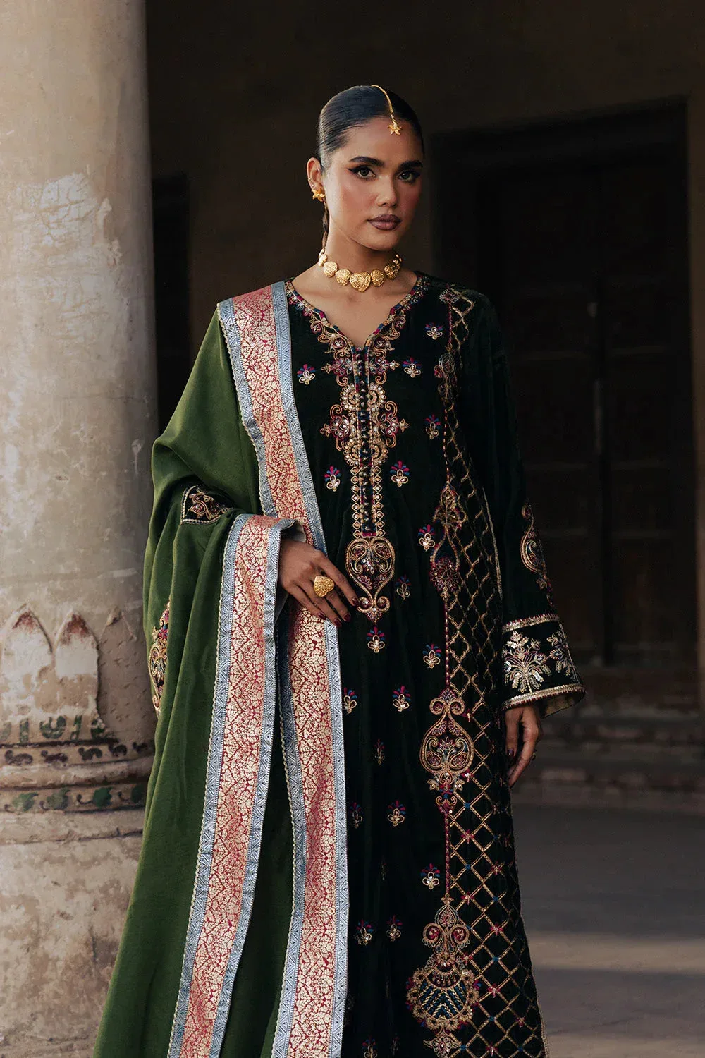 Maryum N Maria Gulshan e Makhmal Deep Olive Green Velvet – view 4 – Poshaq