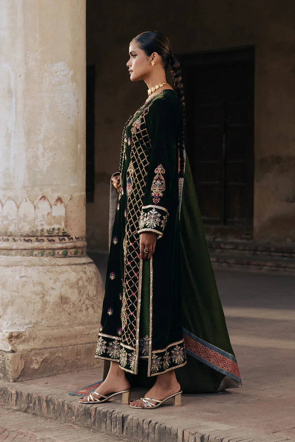Maryum N Maria Gulshan e Makhmal Deep Olive Green Velvet – view 5 – Poshaq