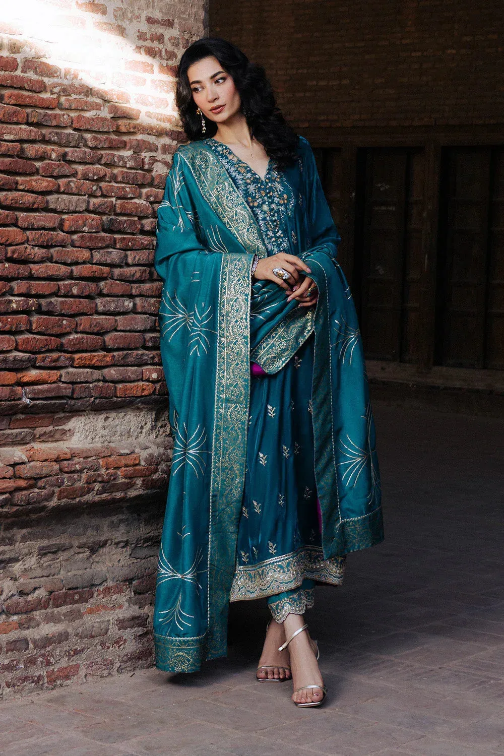 Maryum N Maria Gulshan e Makhmal Teal Blue Velvet – view 4 – Poshaq