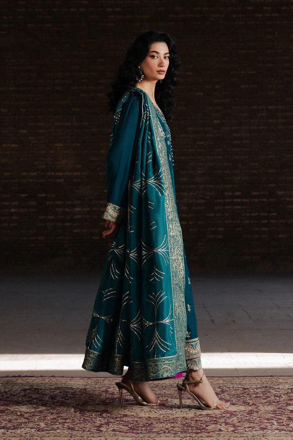 Maryum N Maria Gulshan e Makhmal Teal Blue Velvet – view 5 – Poshaq