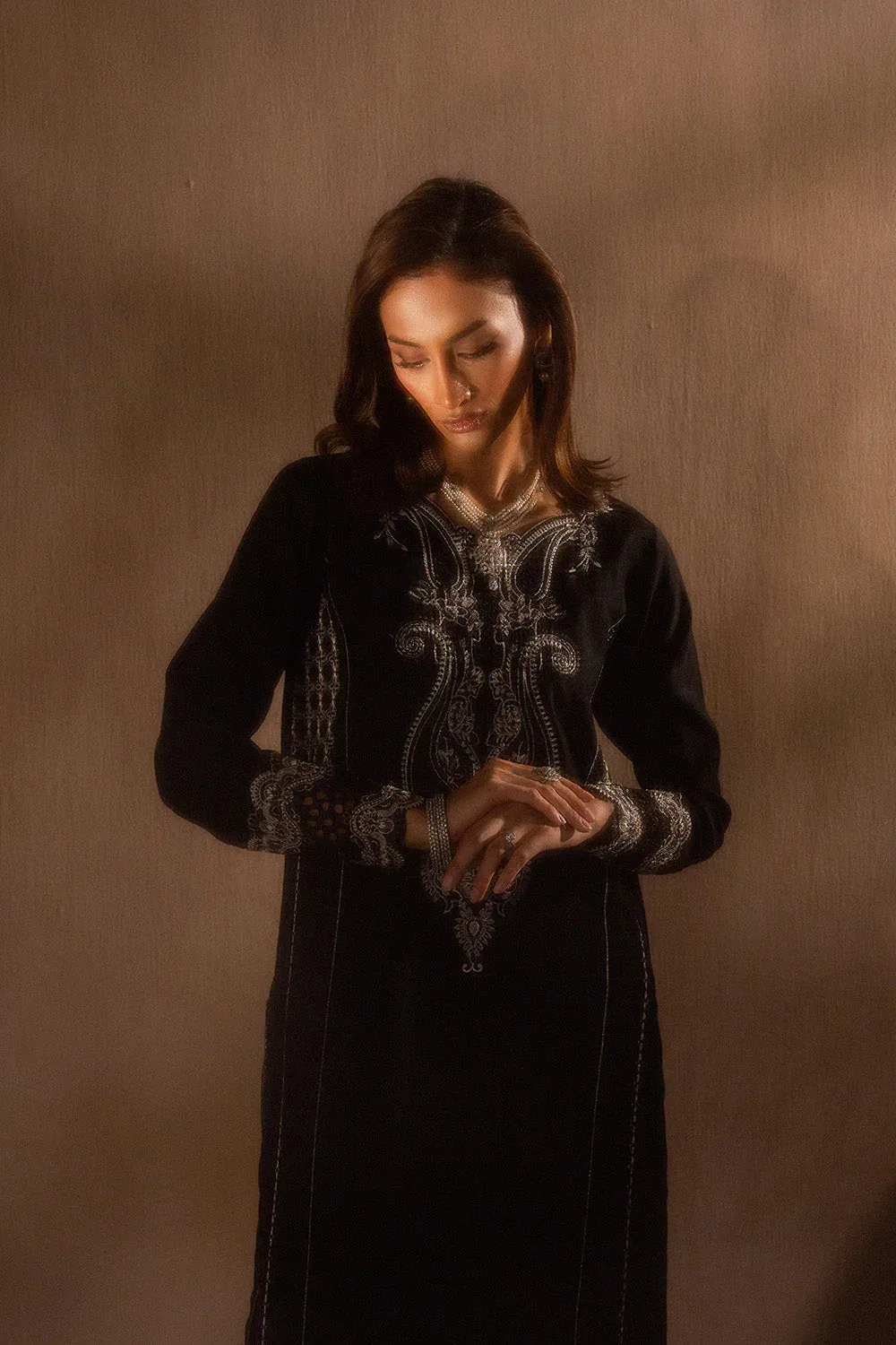 Maryum N Maria Dhahab 25 Black Raw Silk – view 3 – Poshaq