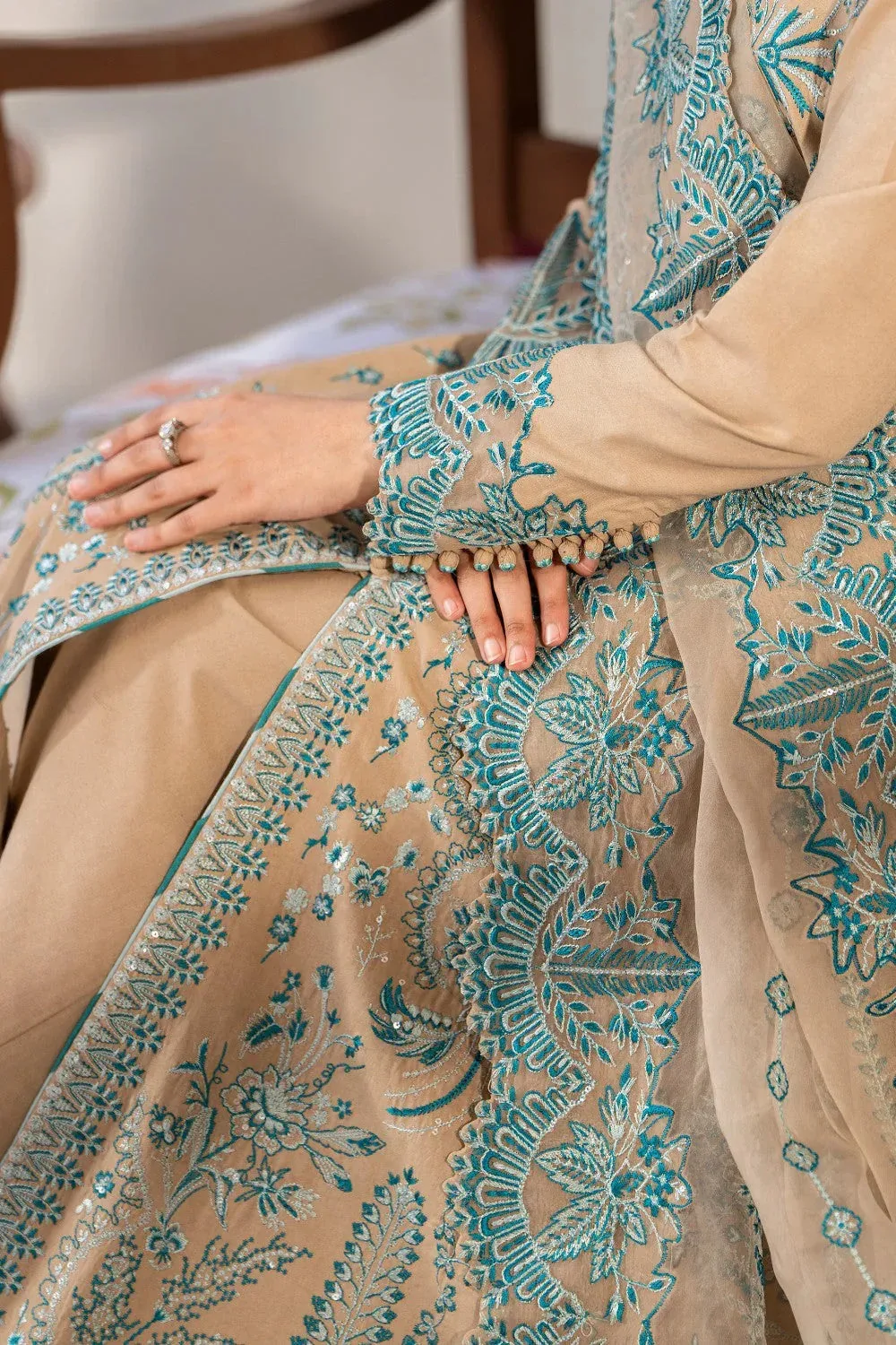 Maryum N Maria Luxury Lawn 25 Beige Organza – view 4 – Poshaq