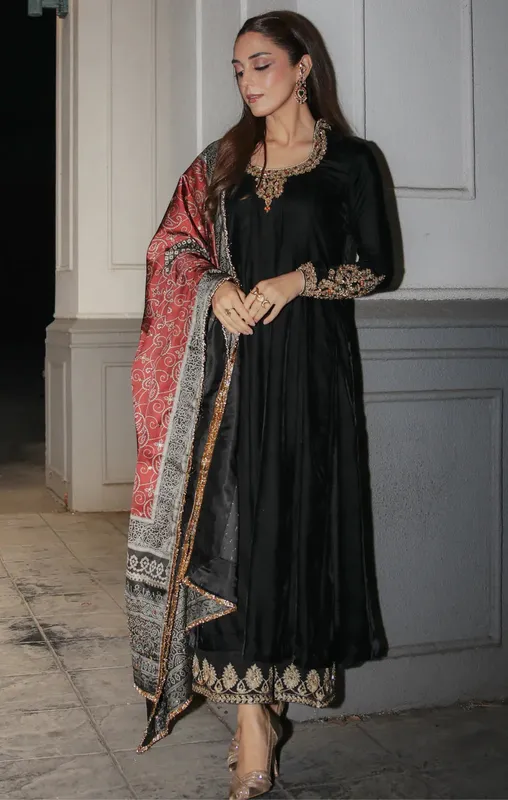 Maya Viola Luxe Velvet 25 Black Velvet – view 1 – Poshaq