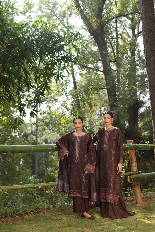 Noor by Saadia Asad Suzaankari Winter 24 Linen – view 1 – Poshaq