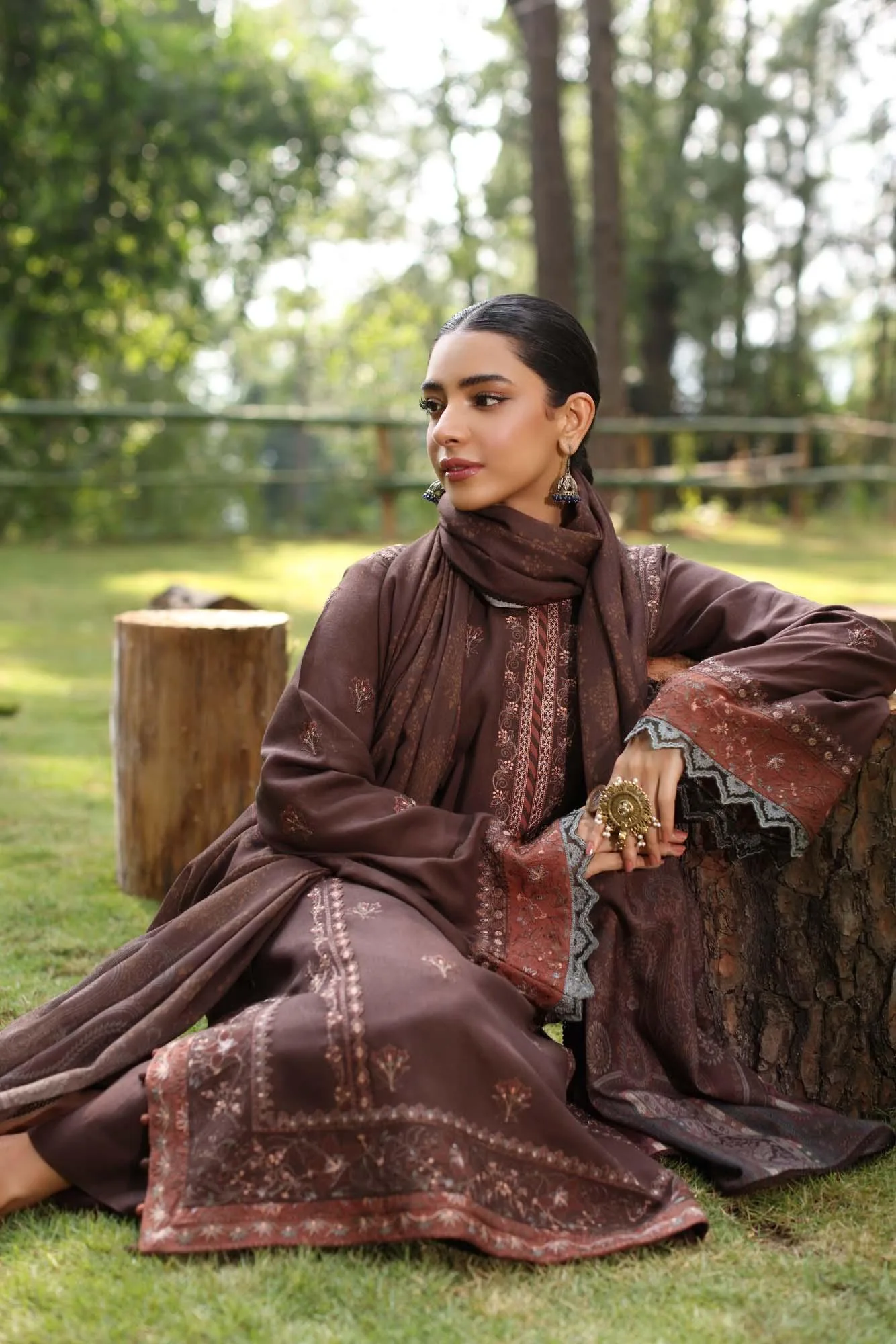 Noor by Saadia Asad Suzaankari Winter 24 Linen – view 3 – Poshaq