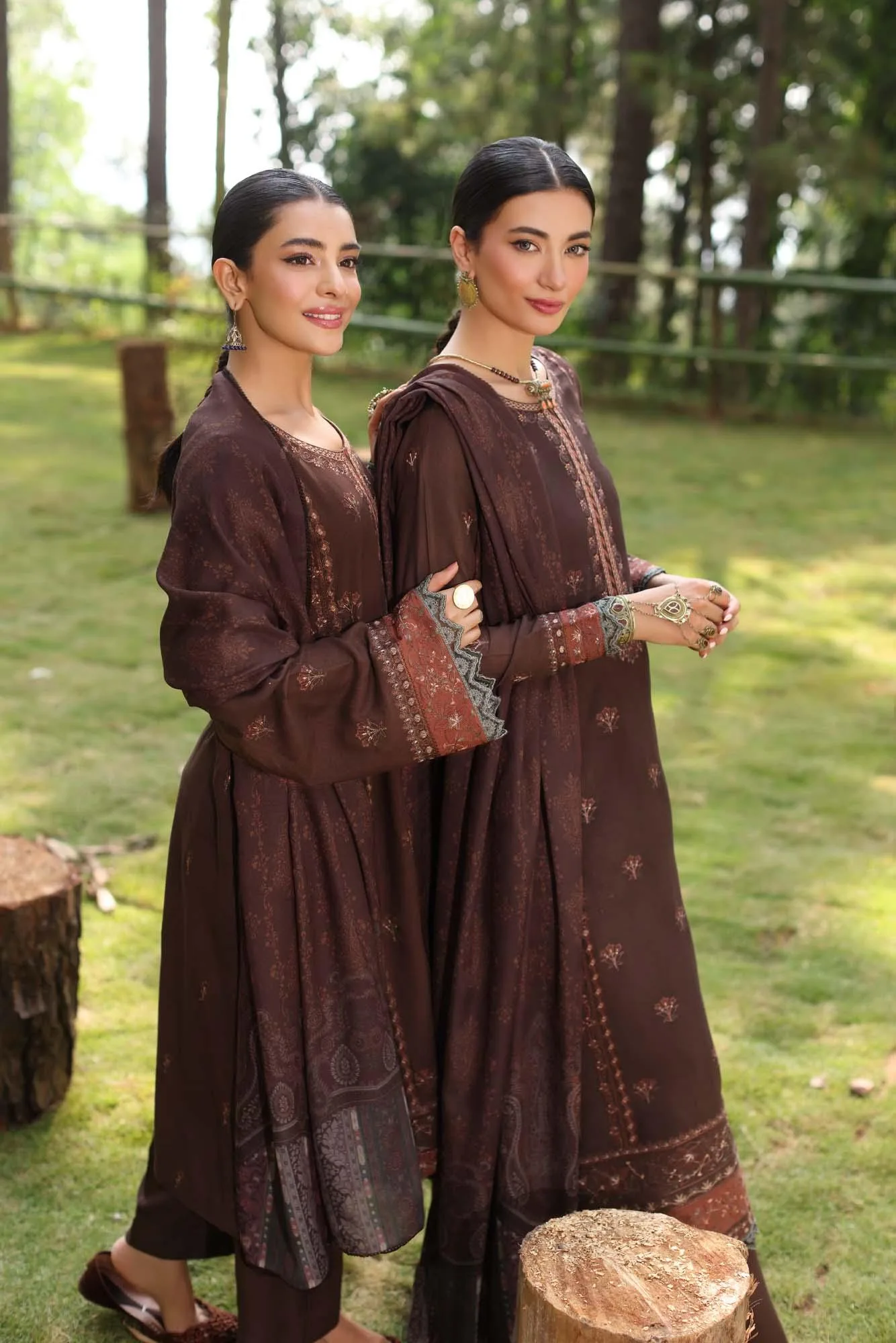 Noor by Saadia Asad Suzaankari Winter 24 Linen – view 5 – Poshaq