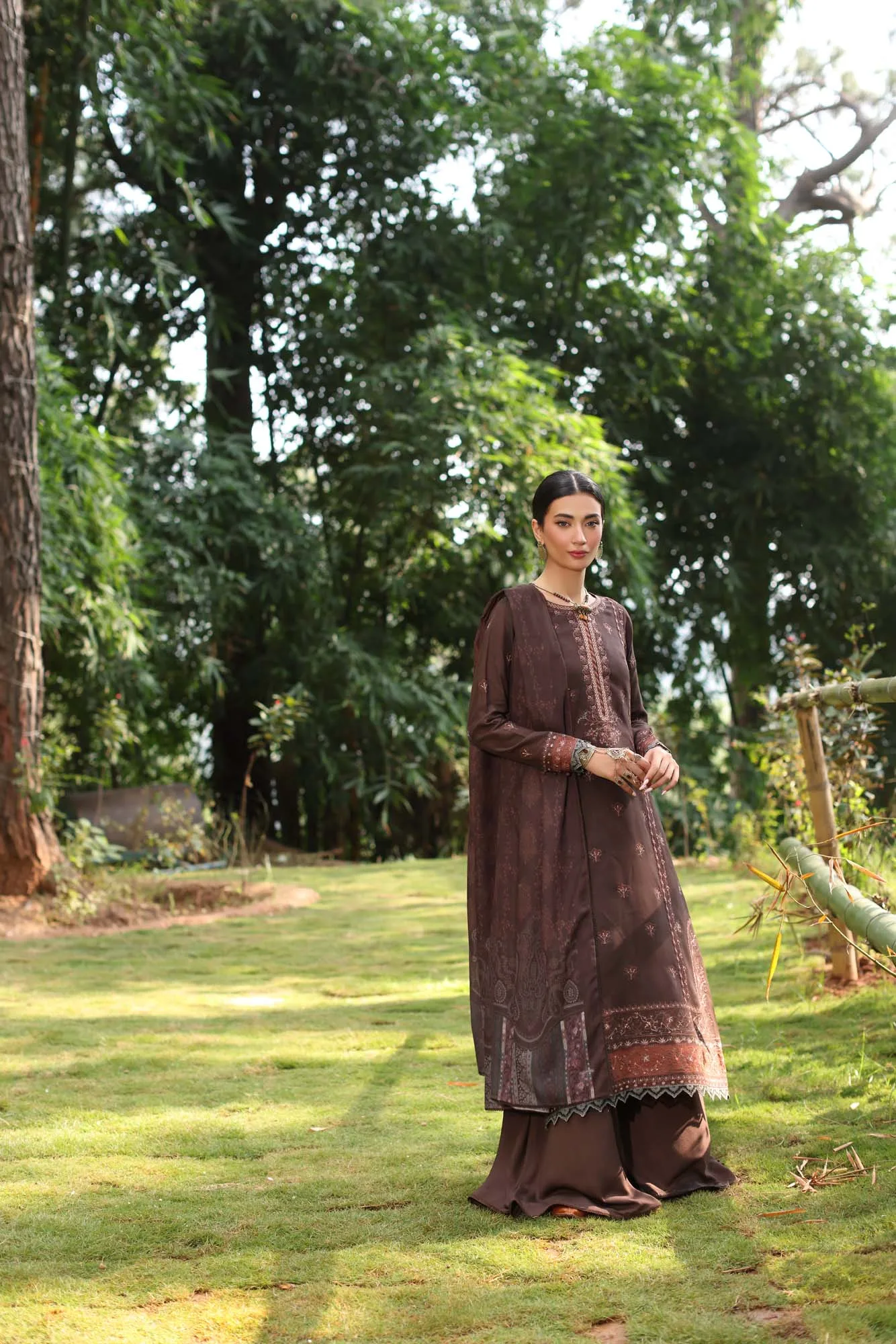 Noor by Saadia Asad Suzaankari Winter 24 Linen – view 7 – Poshaq