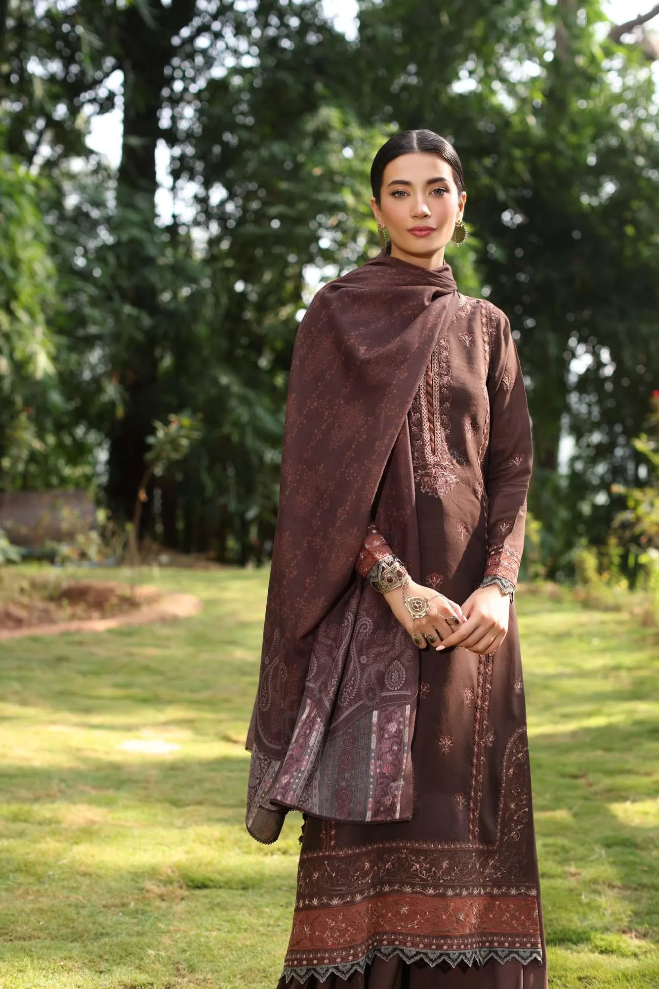 Noor by Saadia Asad Suzaankari Winter 24 Linen – view 9 – Poshaq