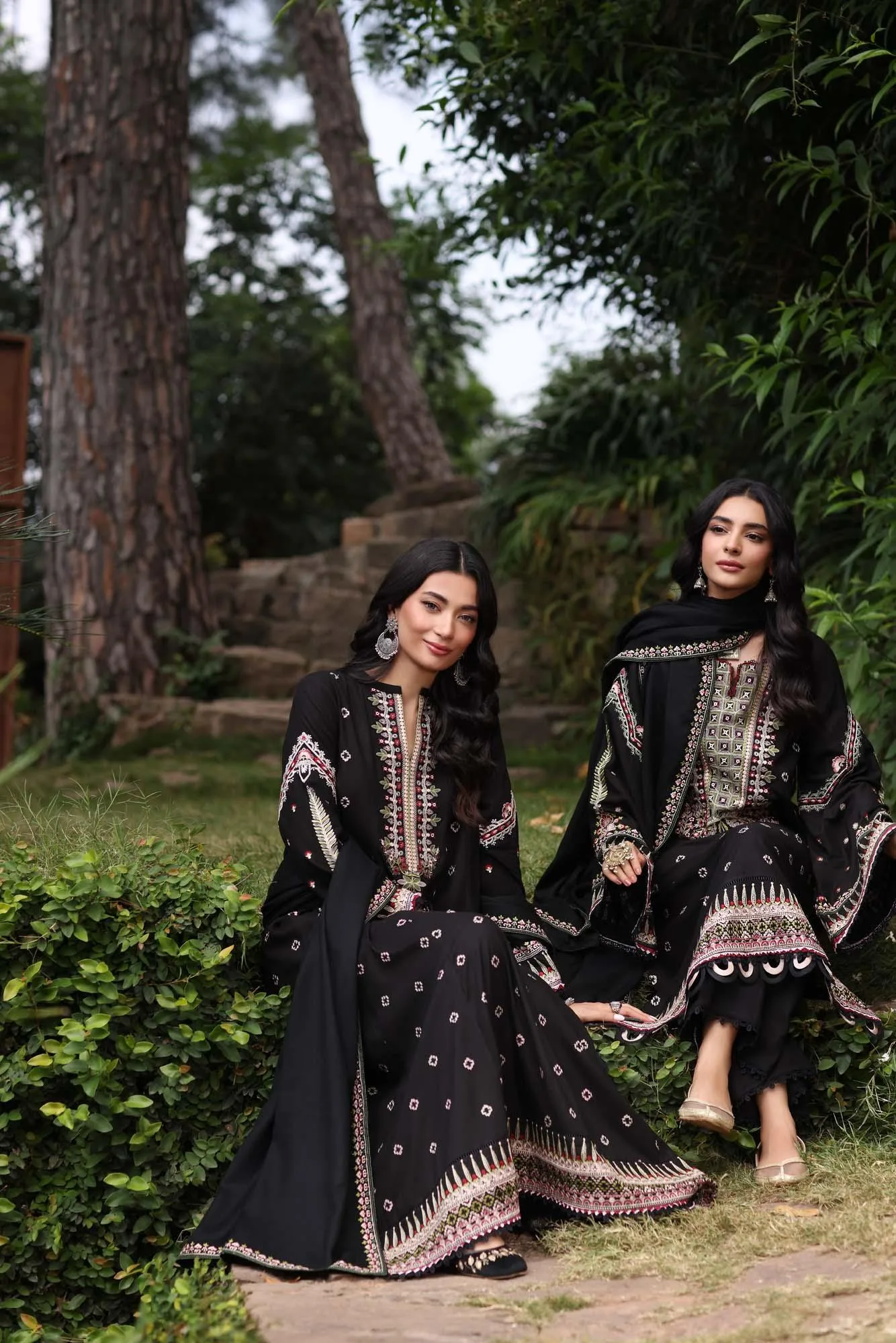 Noor by Saadia Asad Suzaankari Winter 24 Pashmina – view 10 – Poshaq