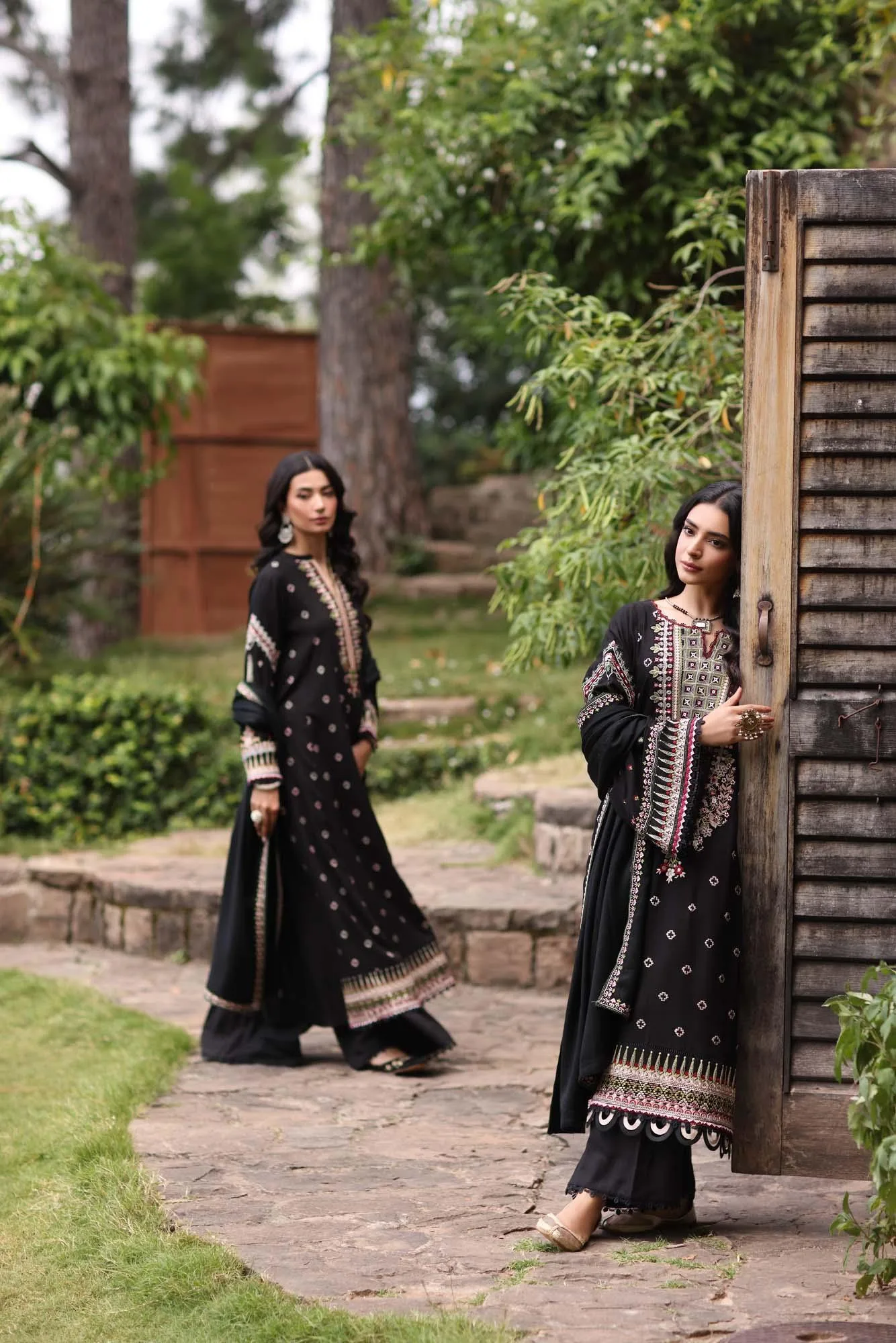 Noor by Saadia Asad Suzaankari Winter 24 Pashmina – view 2 – Poshaq