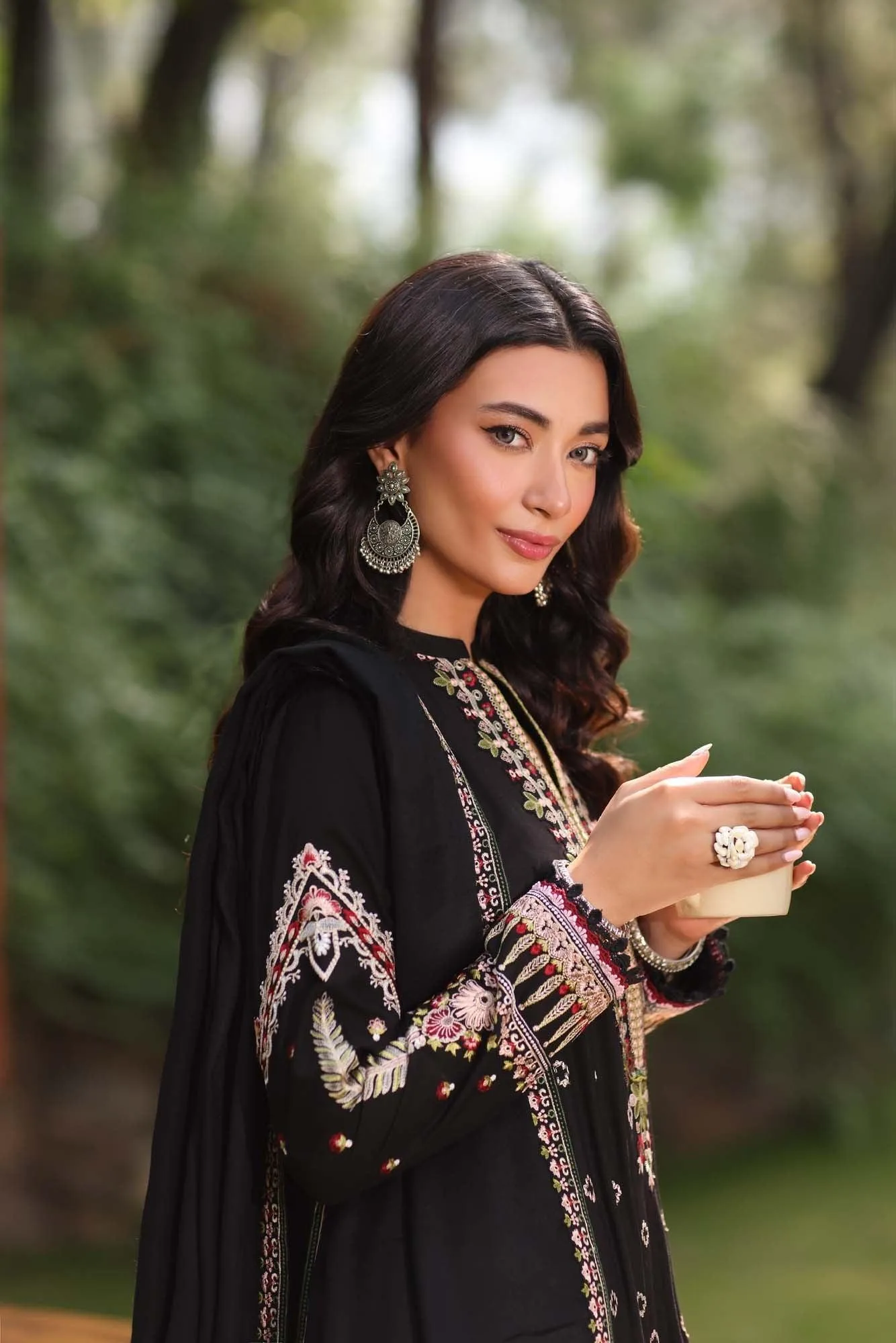 Noor by Saadia Asad Suzaankari Winter 24 Pashmina – view 6 – Poshaq