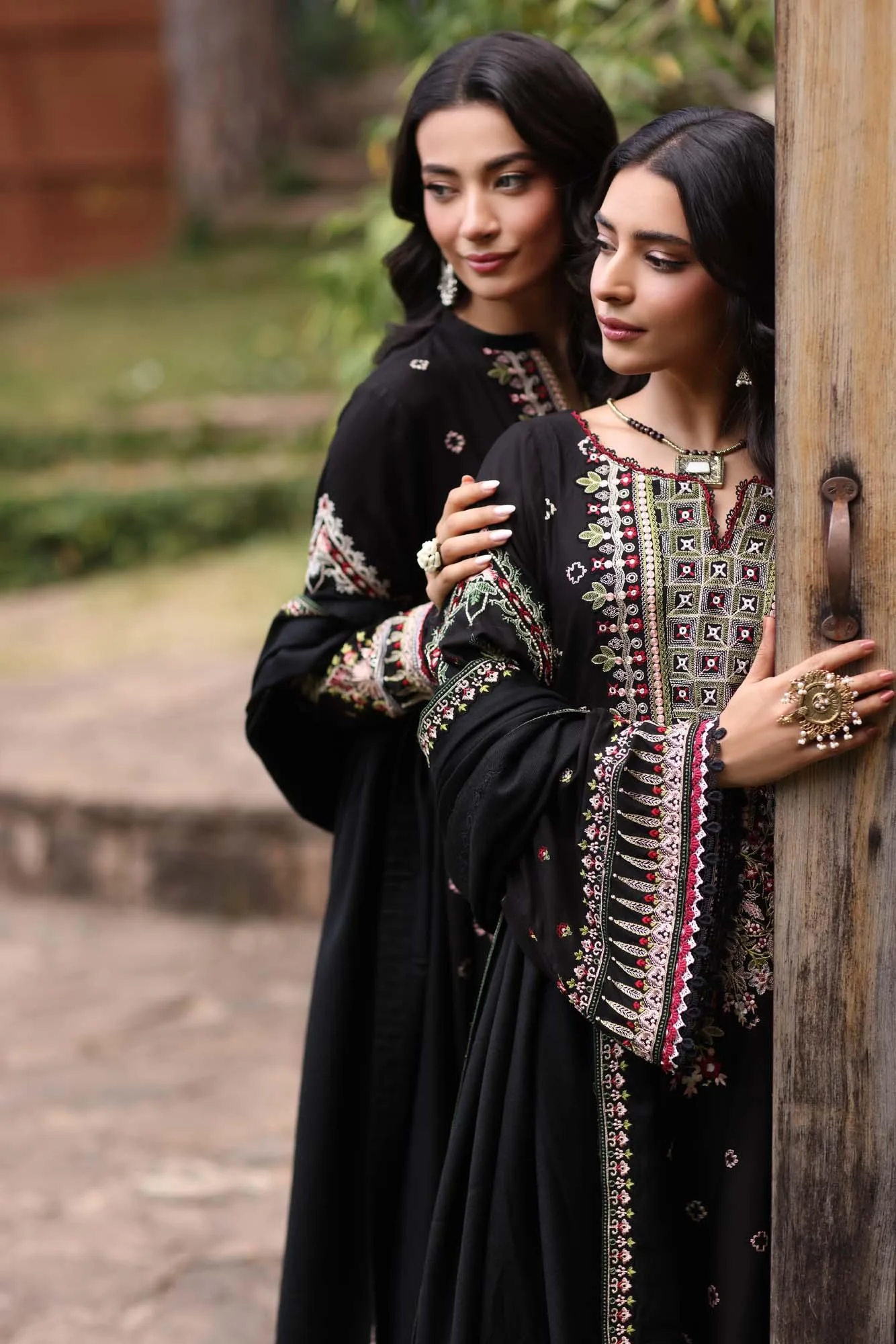 Noor by Saadia Asad Suzaankari Winter 24 Pashmina – view 8 – Poshaq