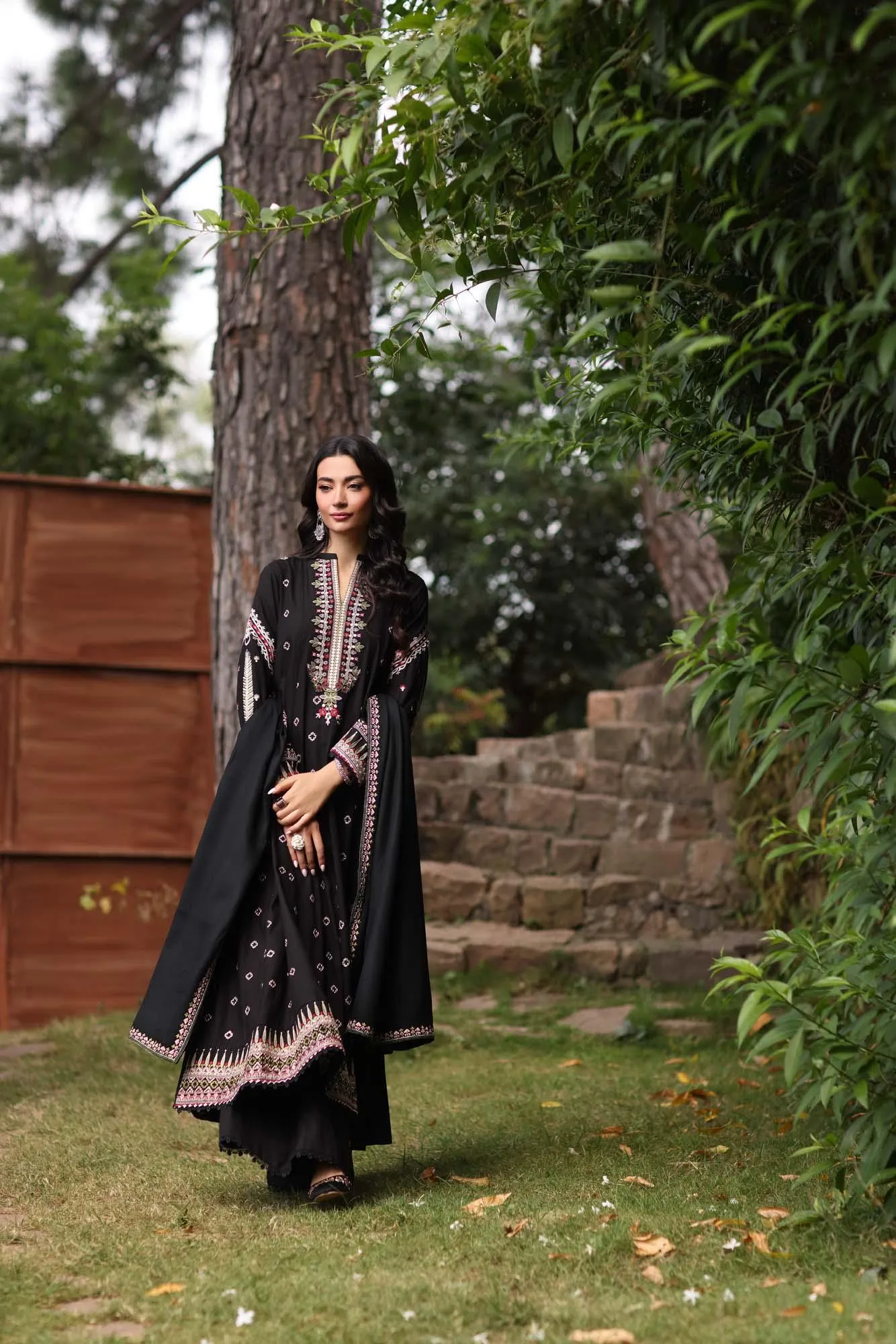 Noor by Saadia Asad Suzaankari Winter 24 Pashmina – view 9 – Poshaq
