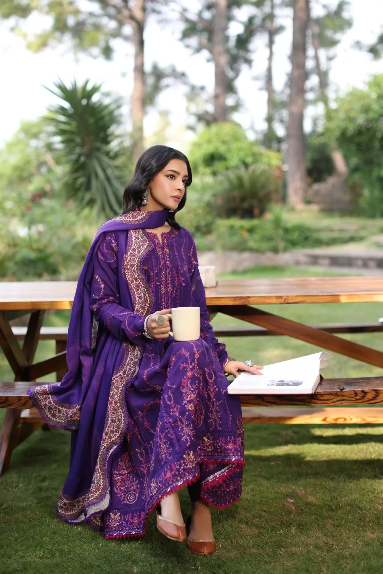 Noor by Saadia Asad Suzaankari Winter 24 Linen – view 7 – Poshaq