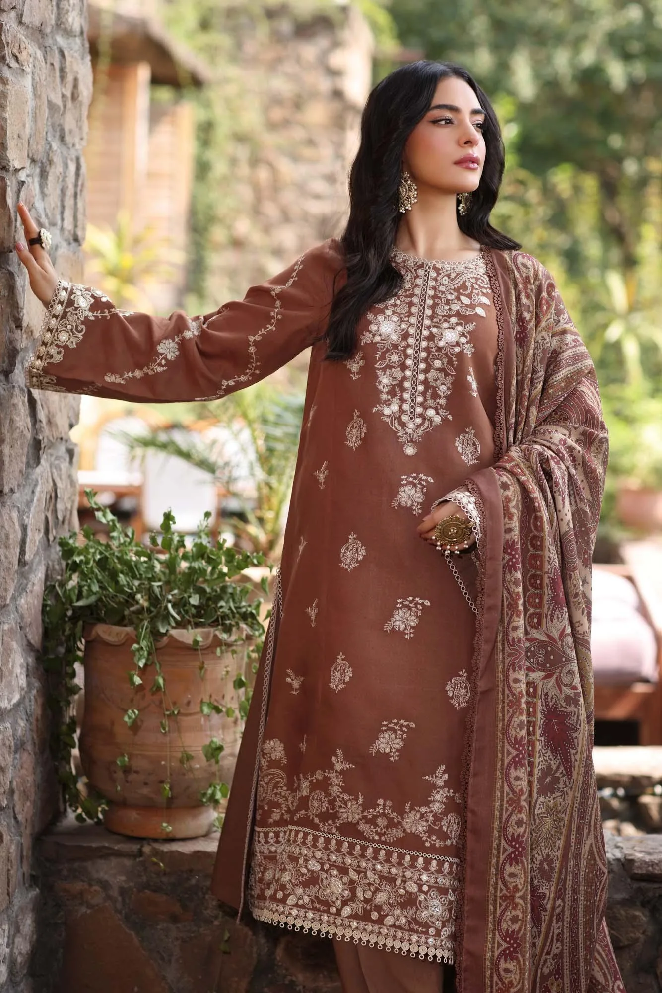 Noor by Saadia Asad Suzaankari Winter 24 Linen – view 5 – Poshaq