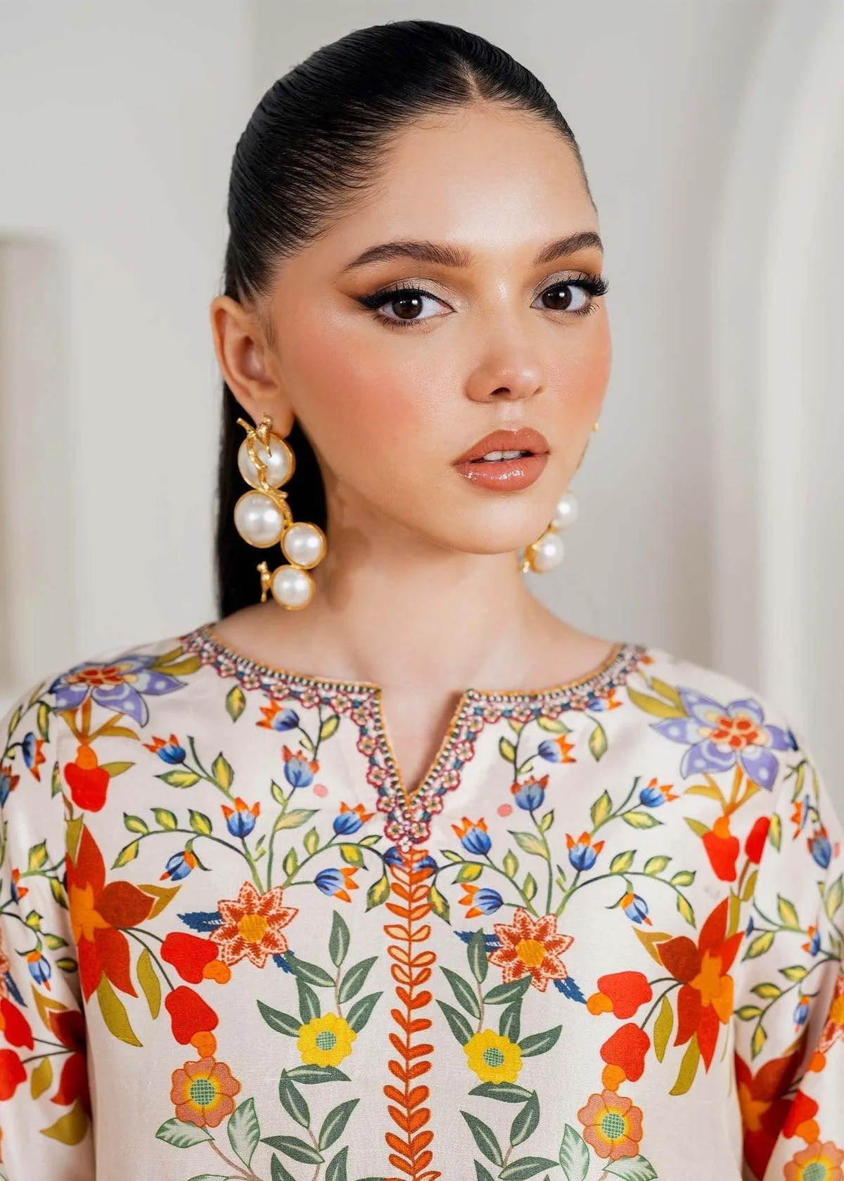 Kanwal Malik Rosalia Silk Eid 25 White Raw Silk – view 4 – Poshaq