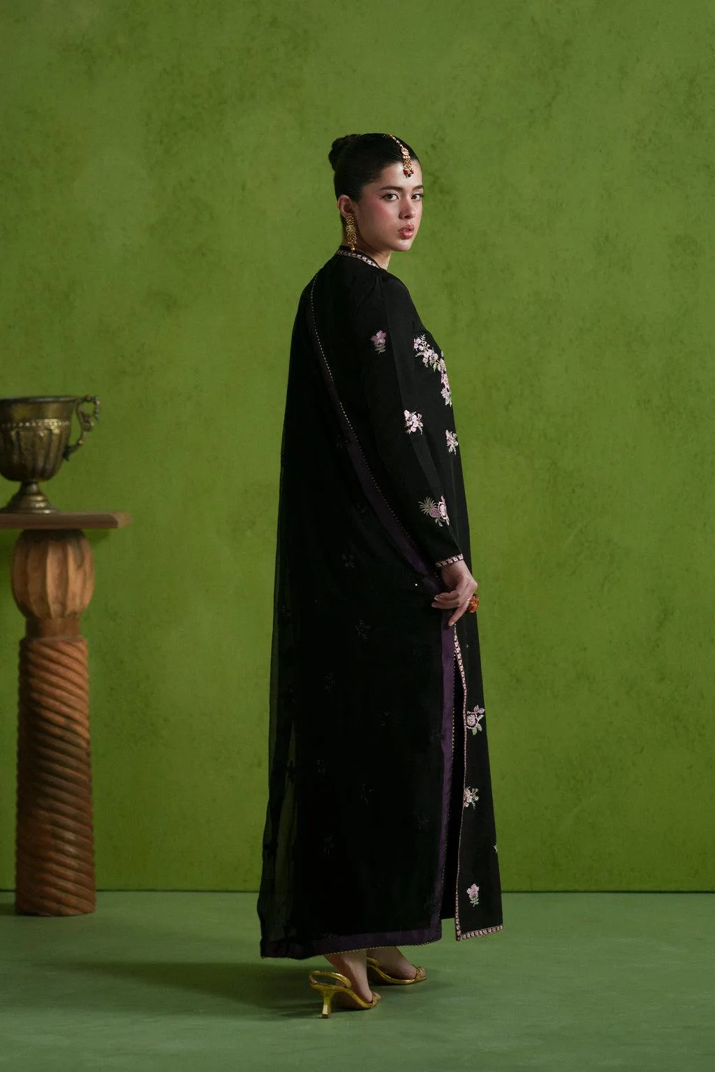 Chiffon linen ensemble with dupatta and trousers – view 2 – Poshaq